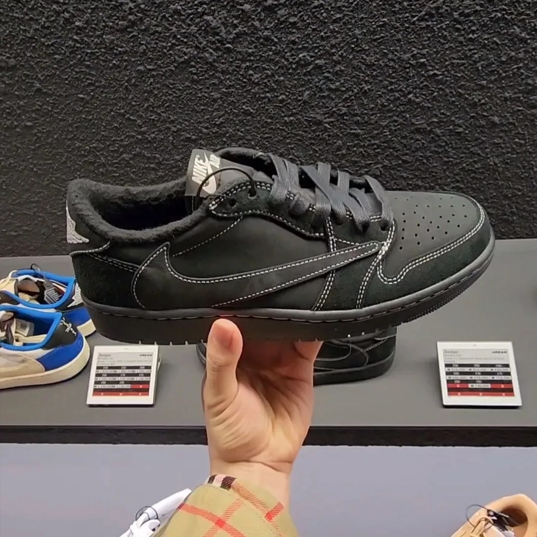 Jordan 1 x Travis Scott Retro Low OG SP Black Phantom 착용 스타일 - 1