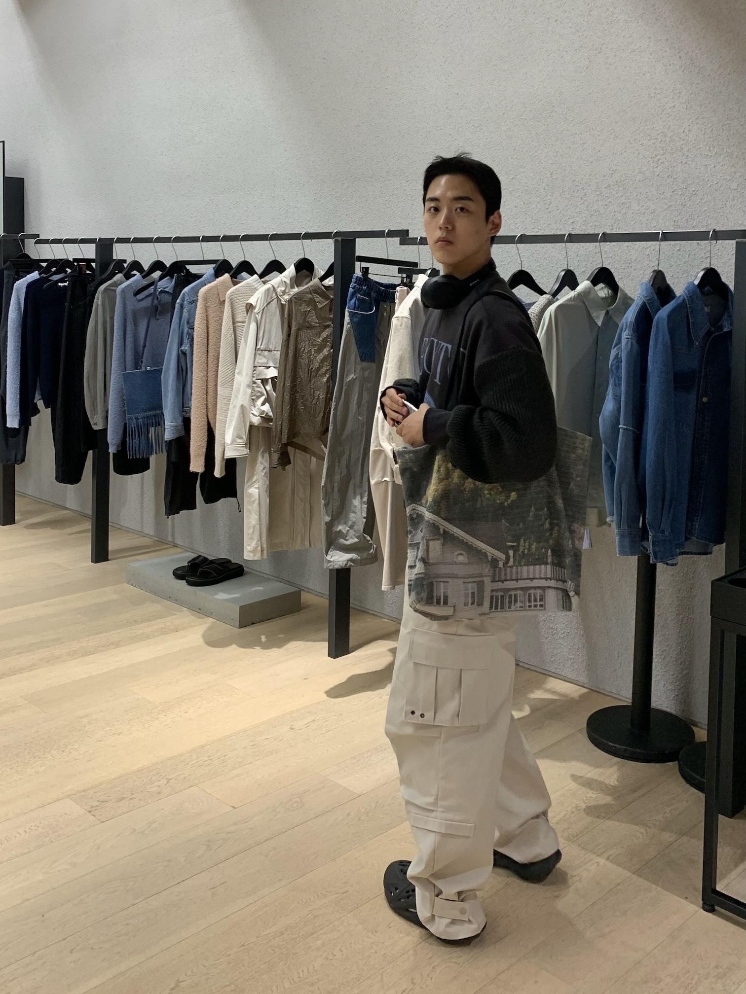 Adidas Yeezy Foam RNNR Onyx 착용 스타일 - 2