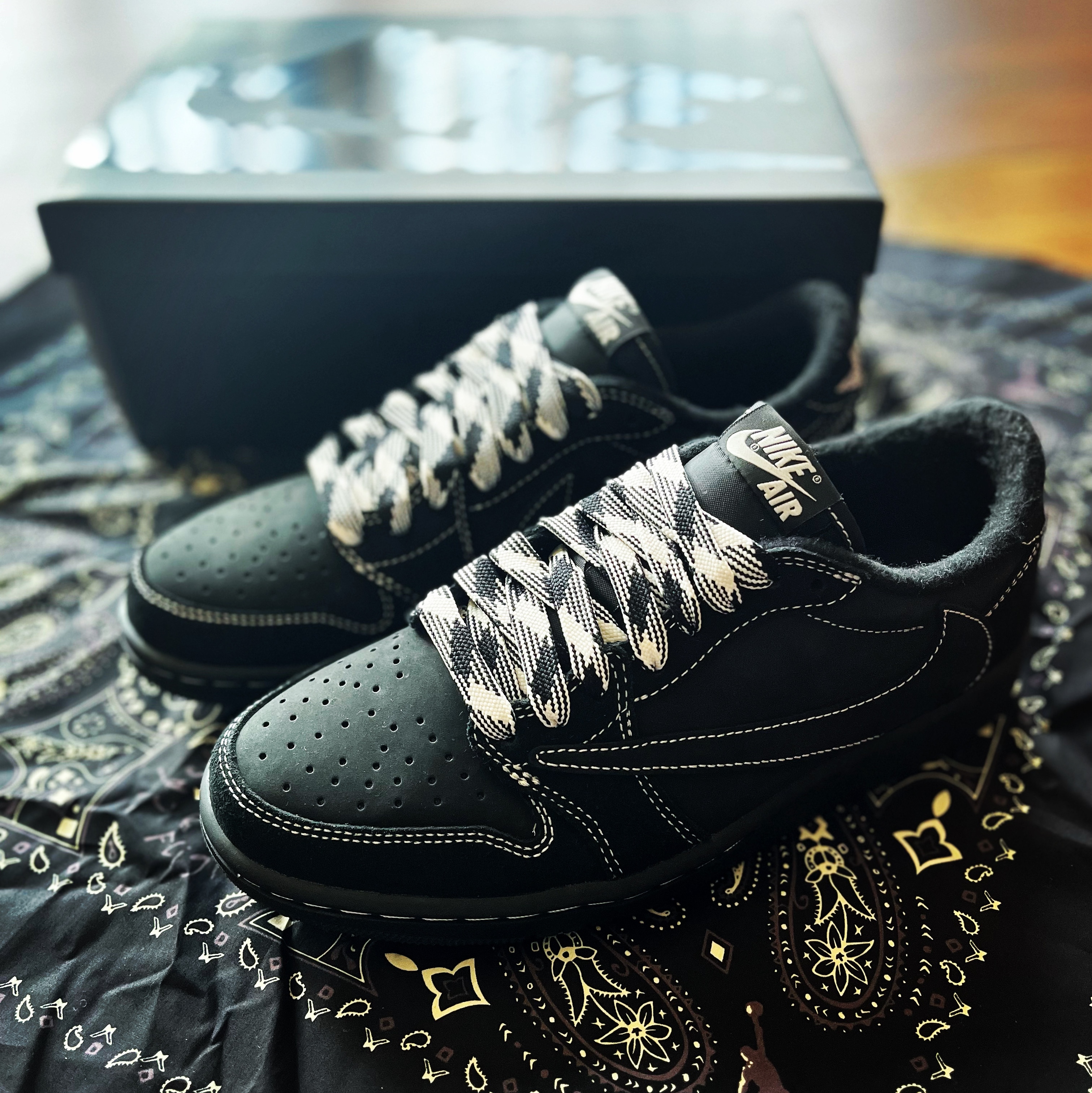 Jordan 1 x Travis Scott Retro Low OG SP Black Phantom 착용 스타일