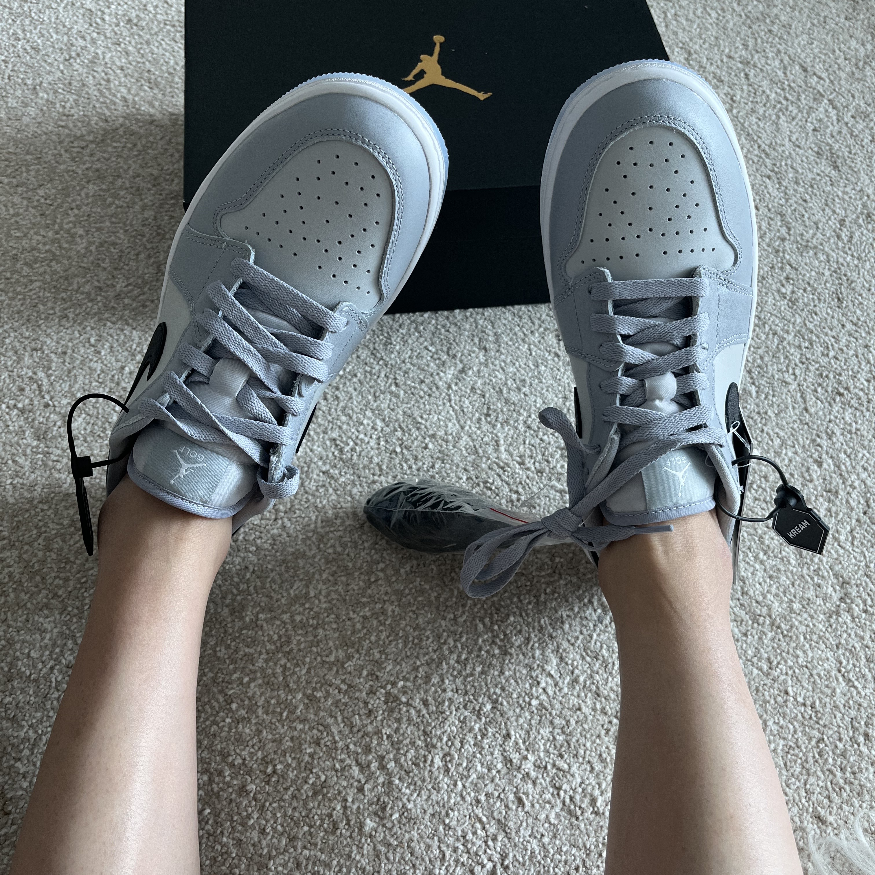 Jordan 1 Low Golf Wolf Grey 착용 스타일 - 1