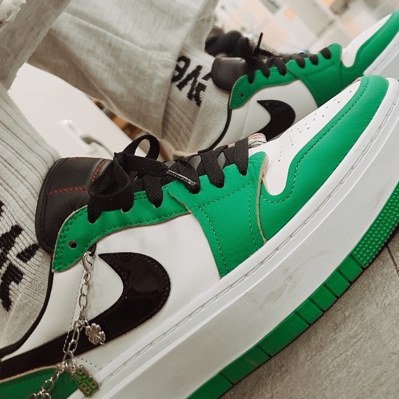 (W) Jordan 1 Elevate Low SE Lucky Green 착용 스타일 - 1