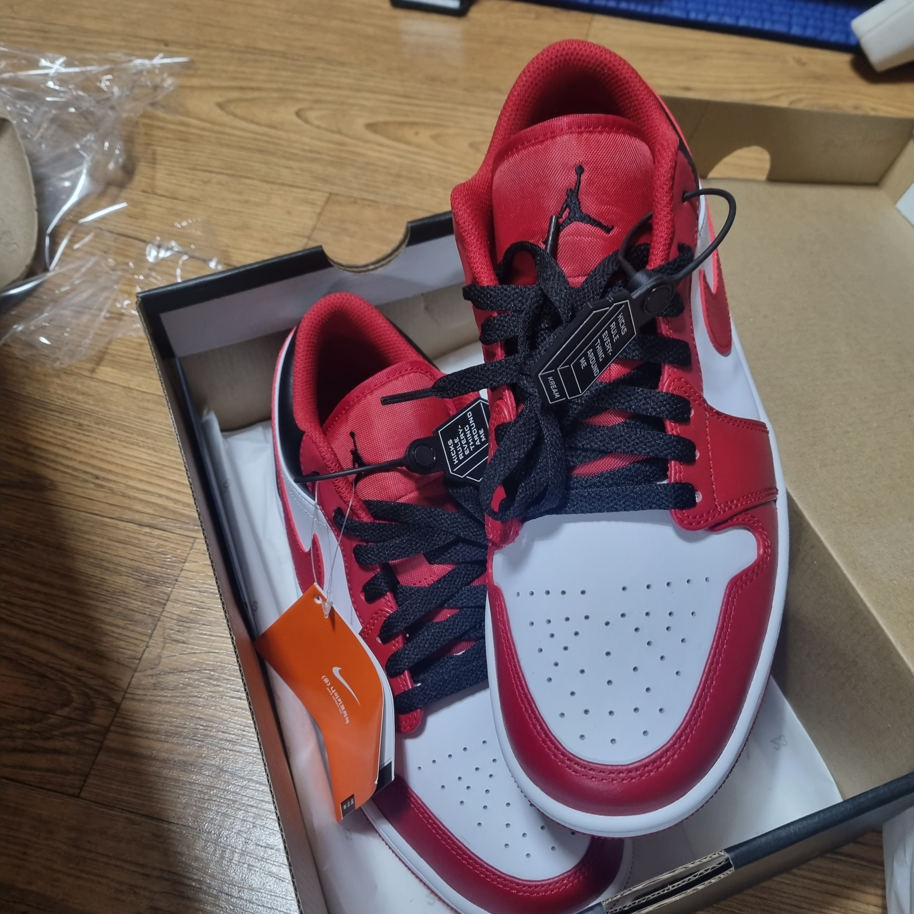 Jordan 1 Low White Gym Red Black 착용 스타일 - 1