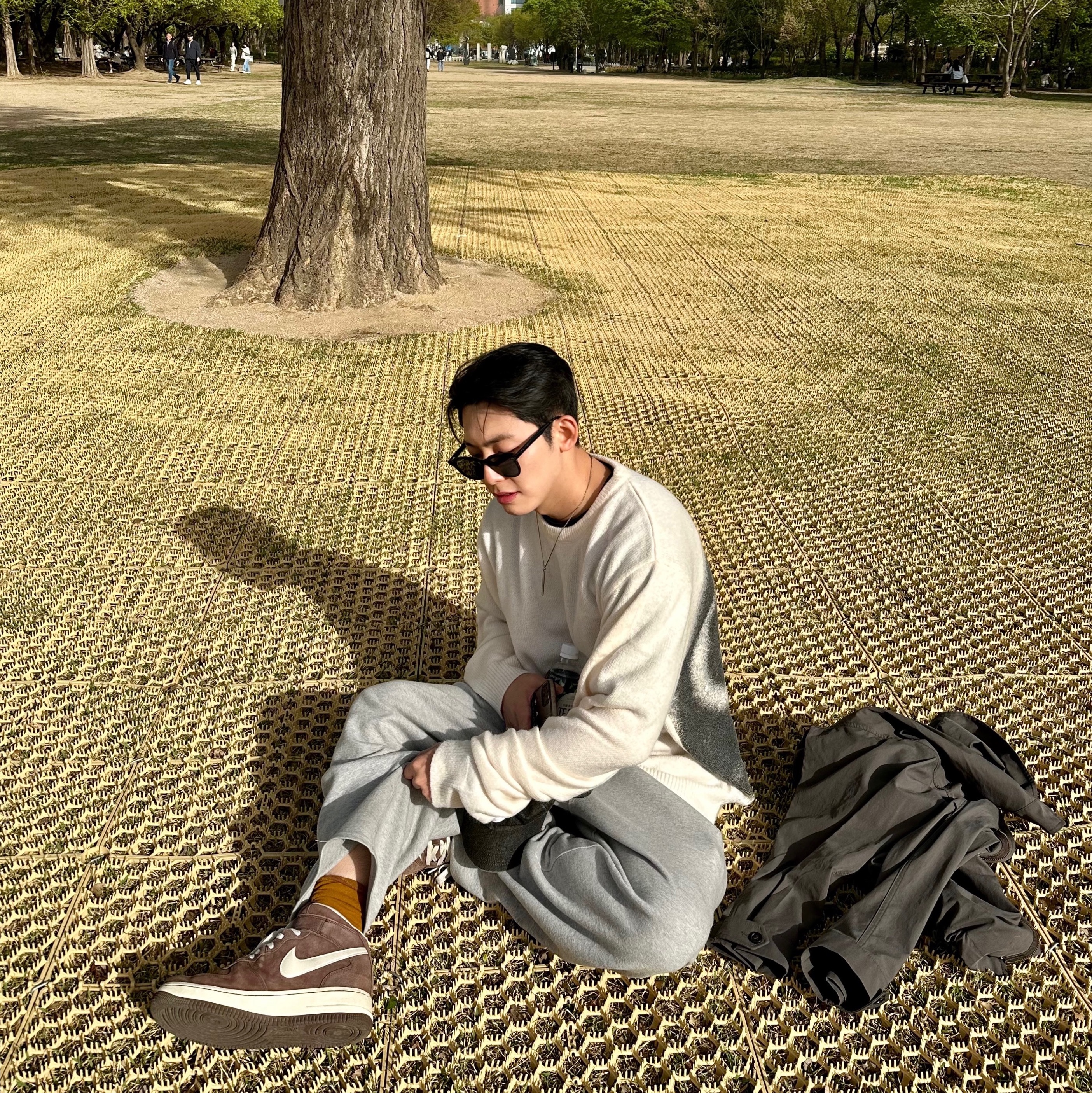 Stussy 8 Ball Spray Sweater Ivory, Nike Air Force 1 Mid '07 QS Chocolate 착용 스타일