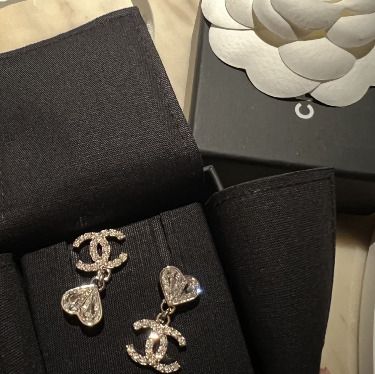 (W) Chanel Pendant Earrings Metal Strass & Silver Gold Crystal 착용 스타일 - 2