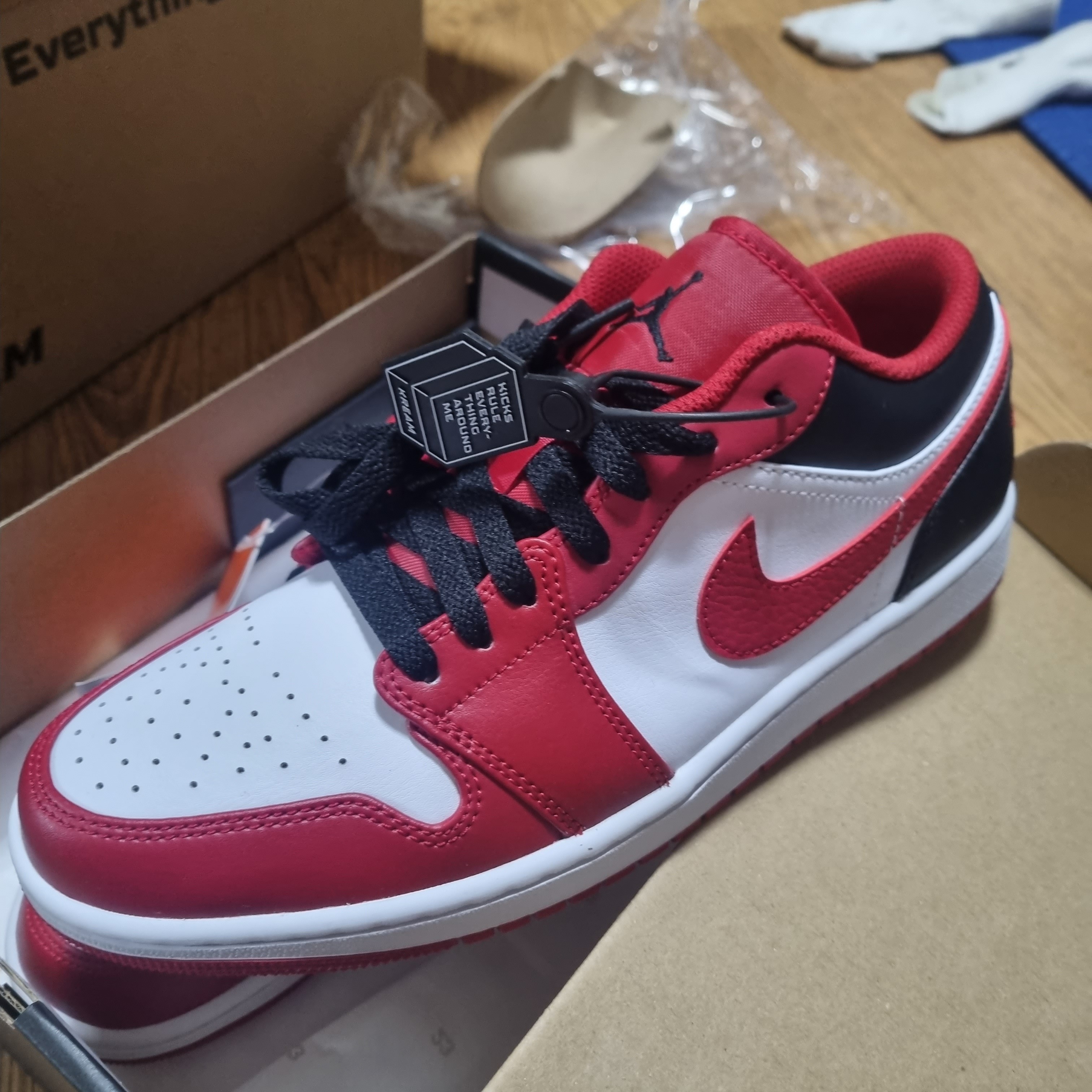 Jordan 1 Low White Gym Red Black 착용 스타일 - 2