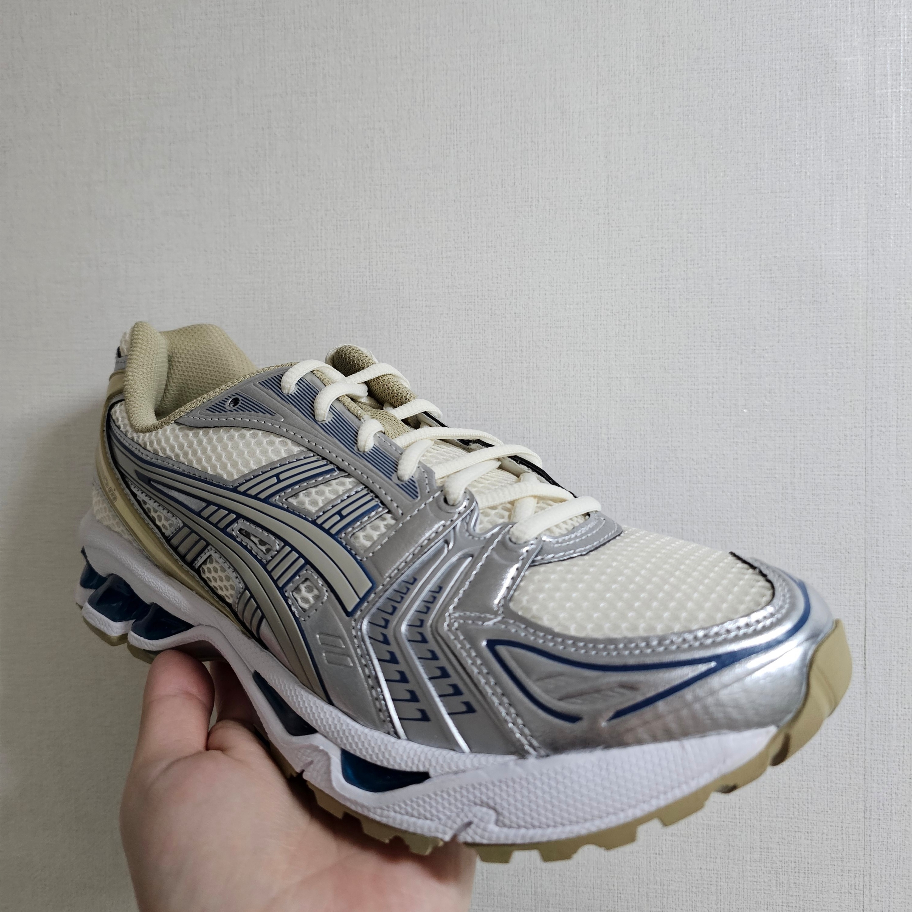 Asics Gel-Kayano 14 Cream Pure Silver 착용 스타일 - 1