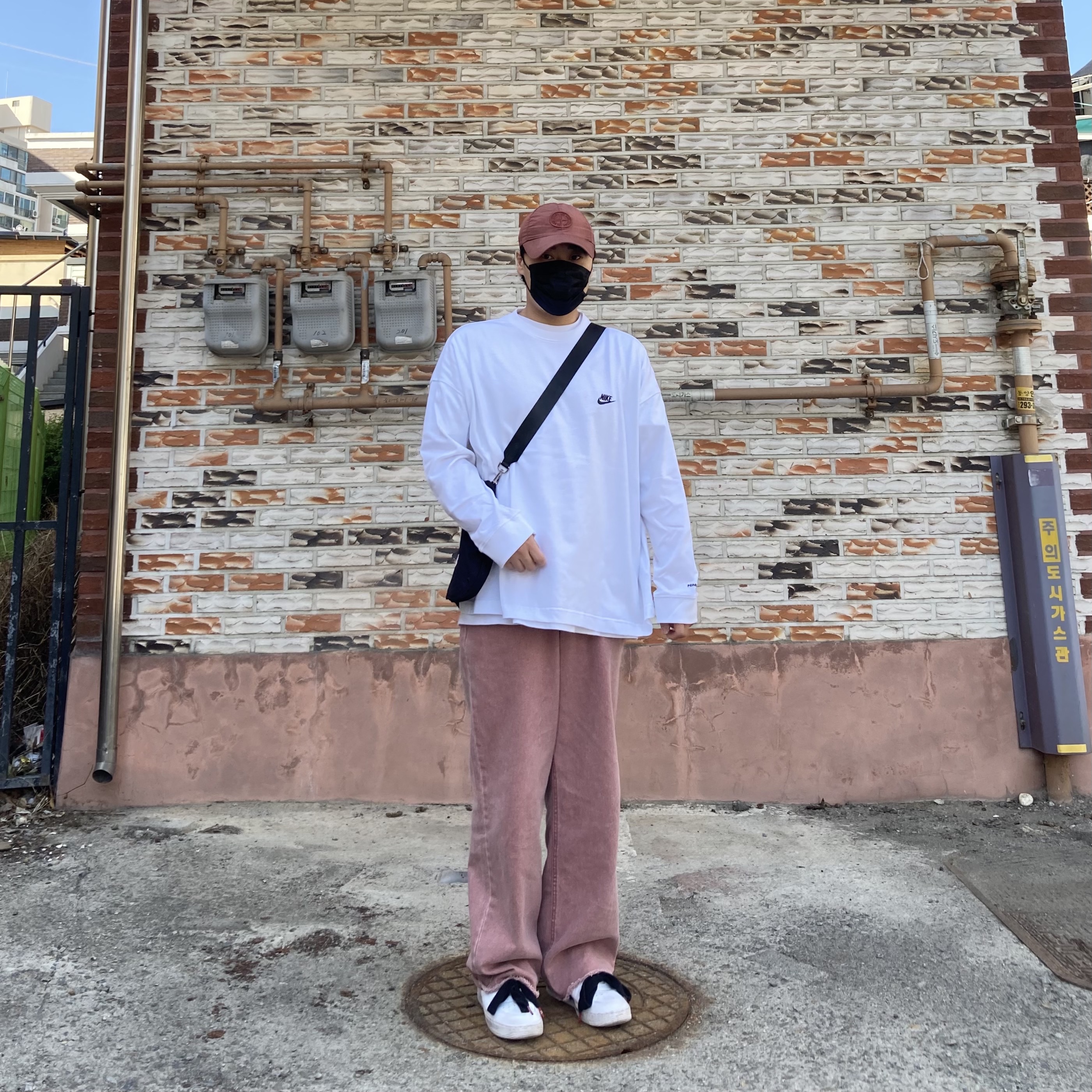 Nike x Peaceminusone LS T-Shirt White (DR0098-100), Nike x Peaceminusone Air Force 1 Low Para-Noise 2.0 착용 스타일 - 2