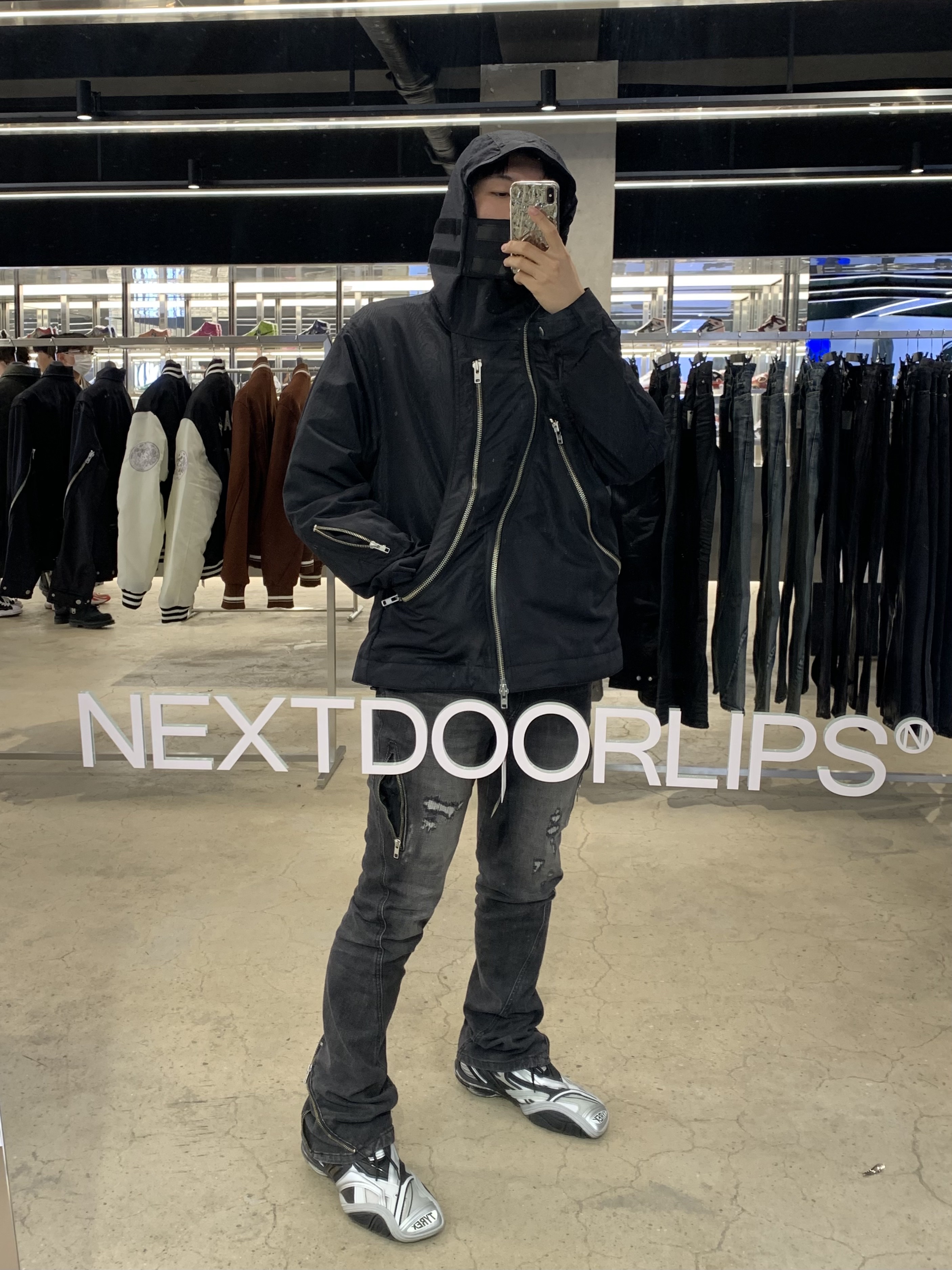 Balenciaga Tyrex Sneakers Black Grey 착용 스타일 - 1