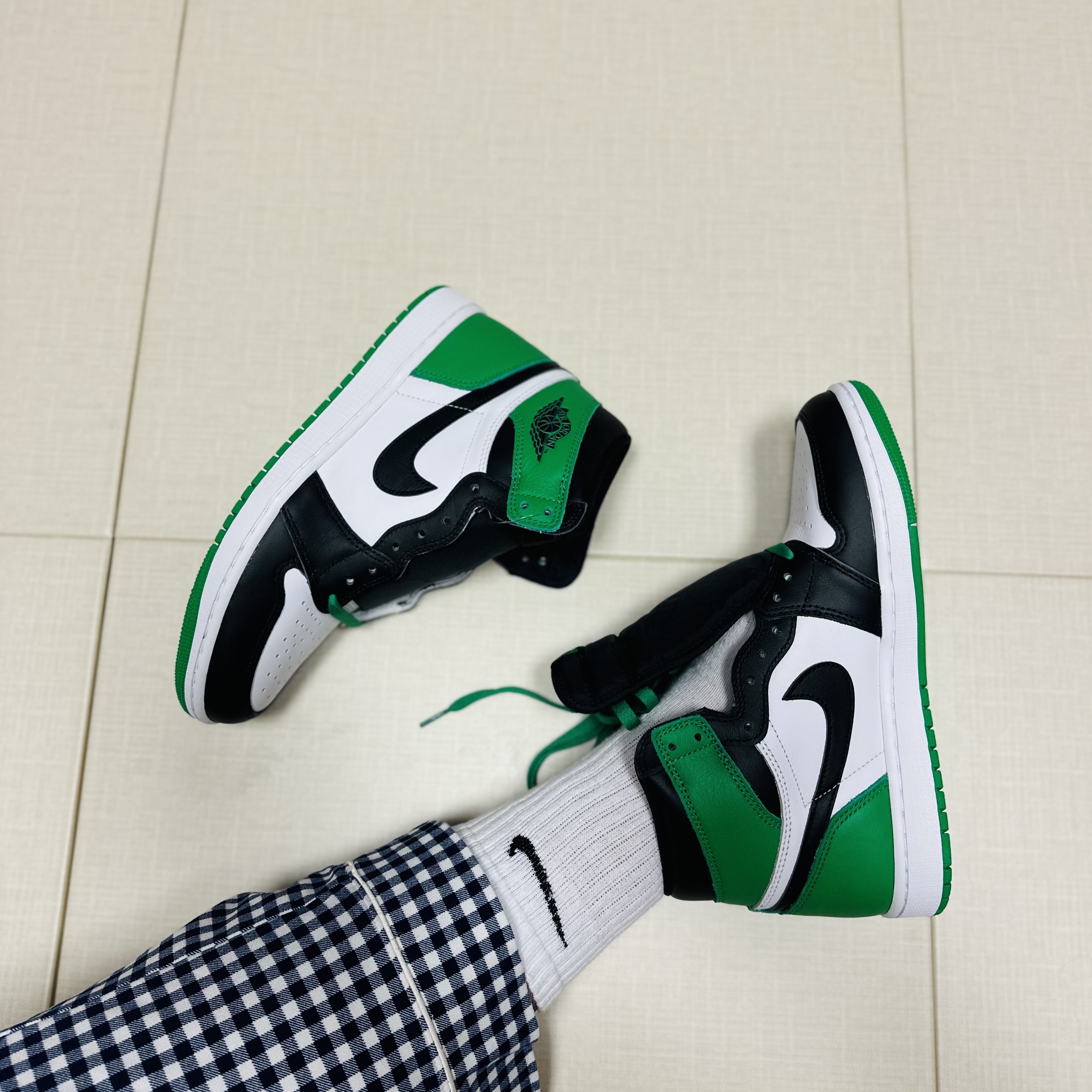 Jordan 1 Retro High OG Black and Lucky Green 착용 스타일