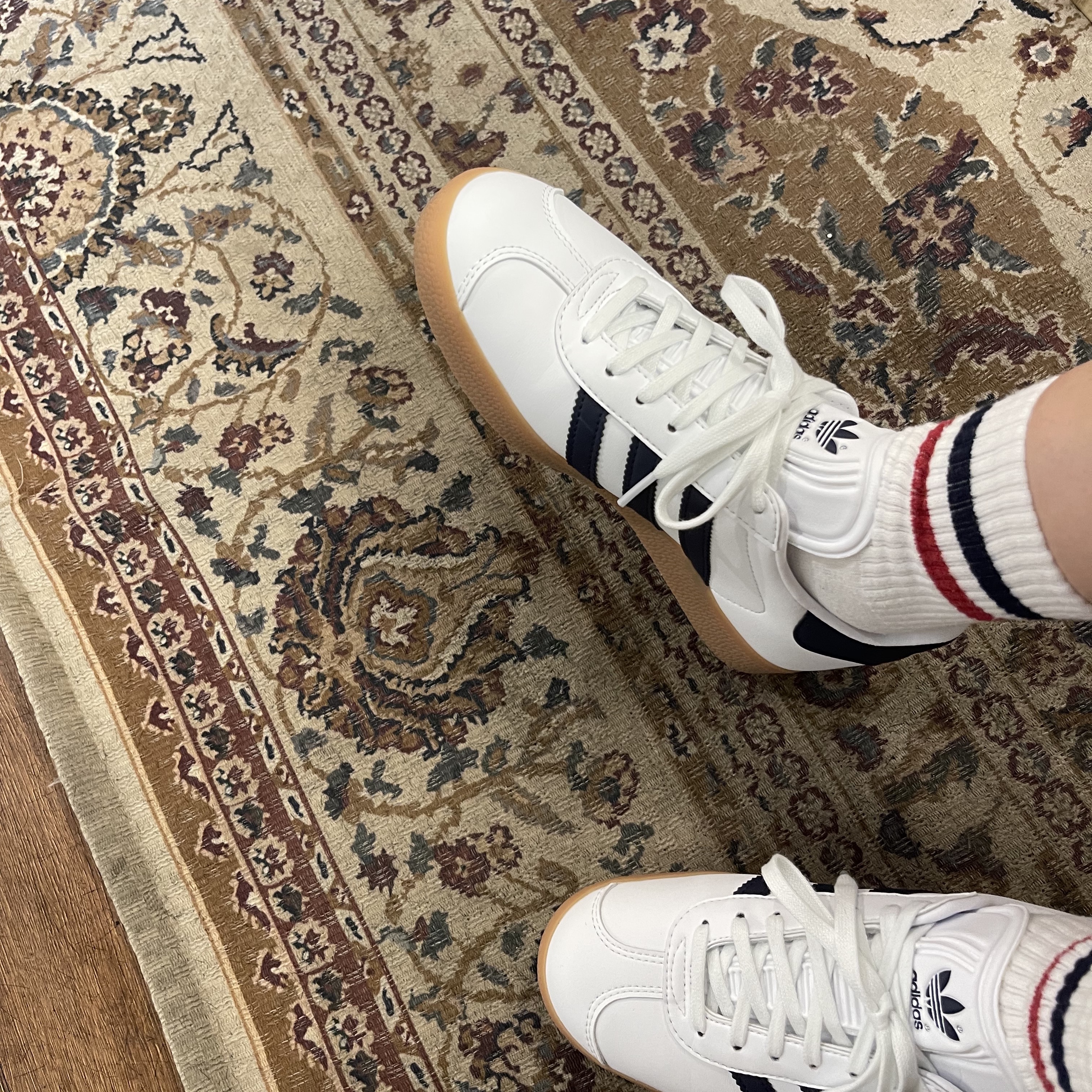 Adidas Gazelle White Collegiate Navy 착용 스타일