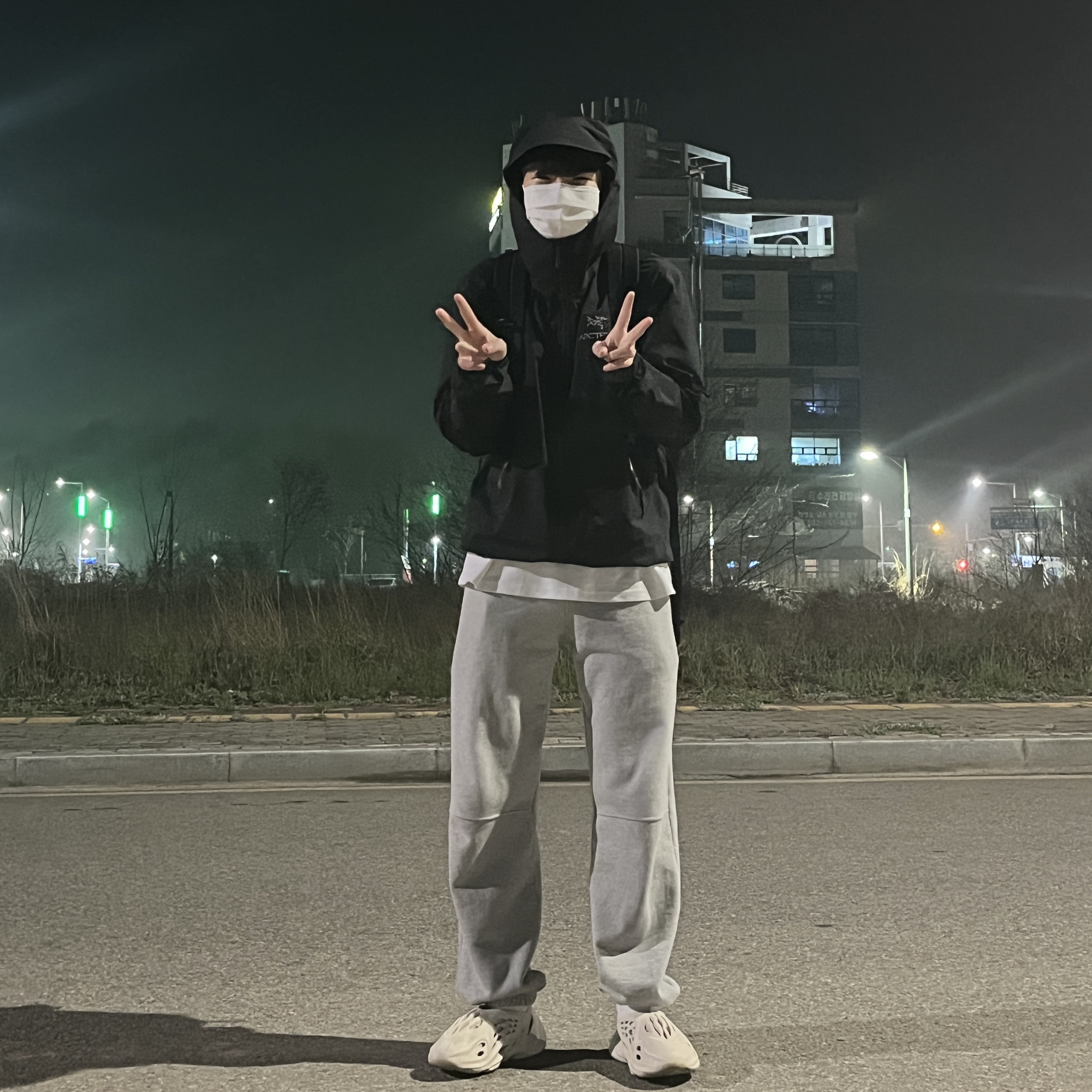 Arc'teryx Beta Jacket Black, Adidas Yeezy Foam RNNR Sand 착용 스타일 - 4