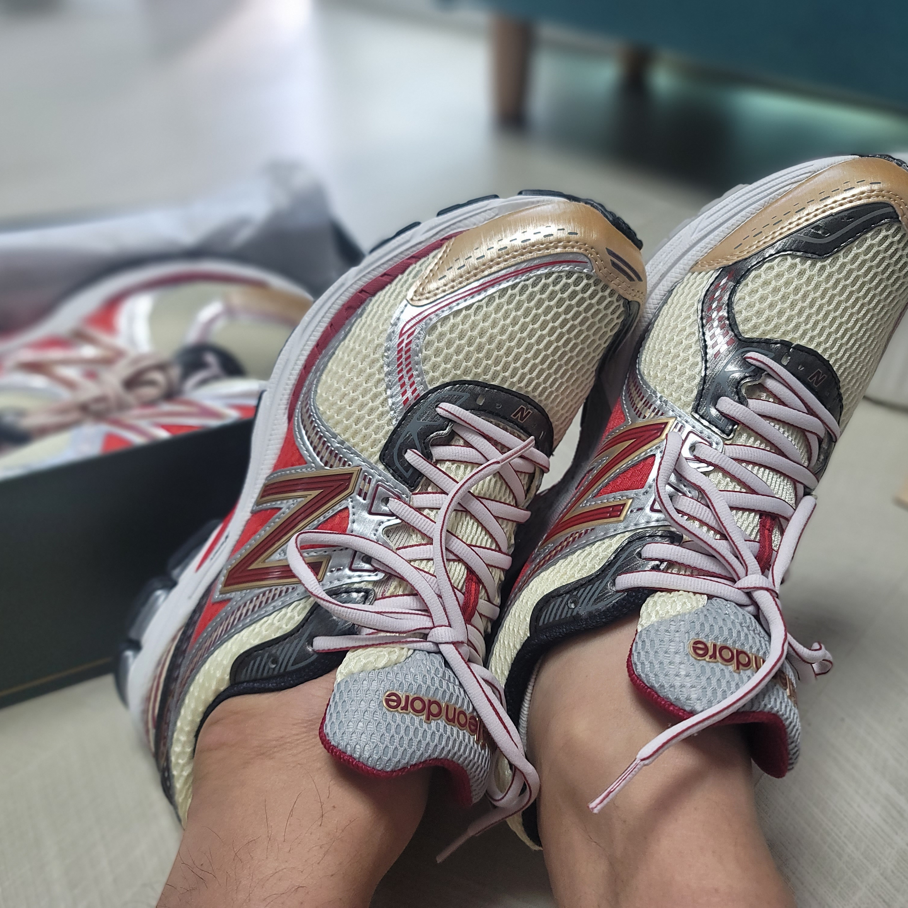 New Balance x Aime Leon Dore 860v2 Red 착용 스타일 - 3