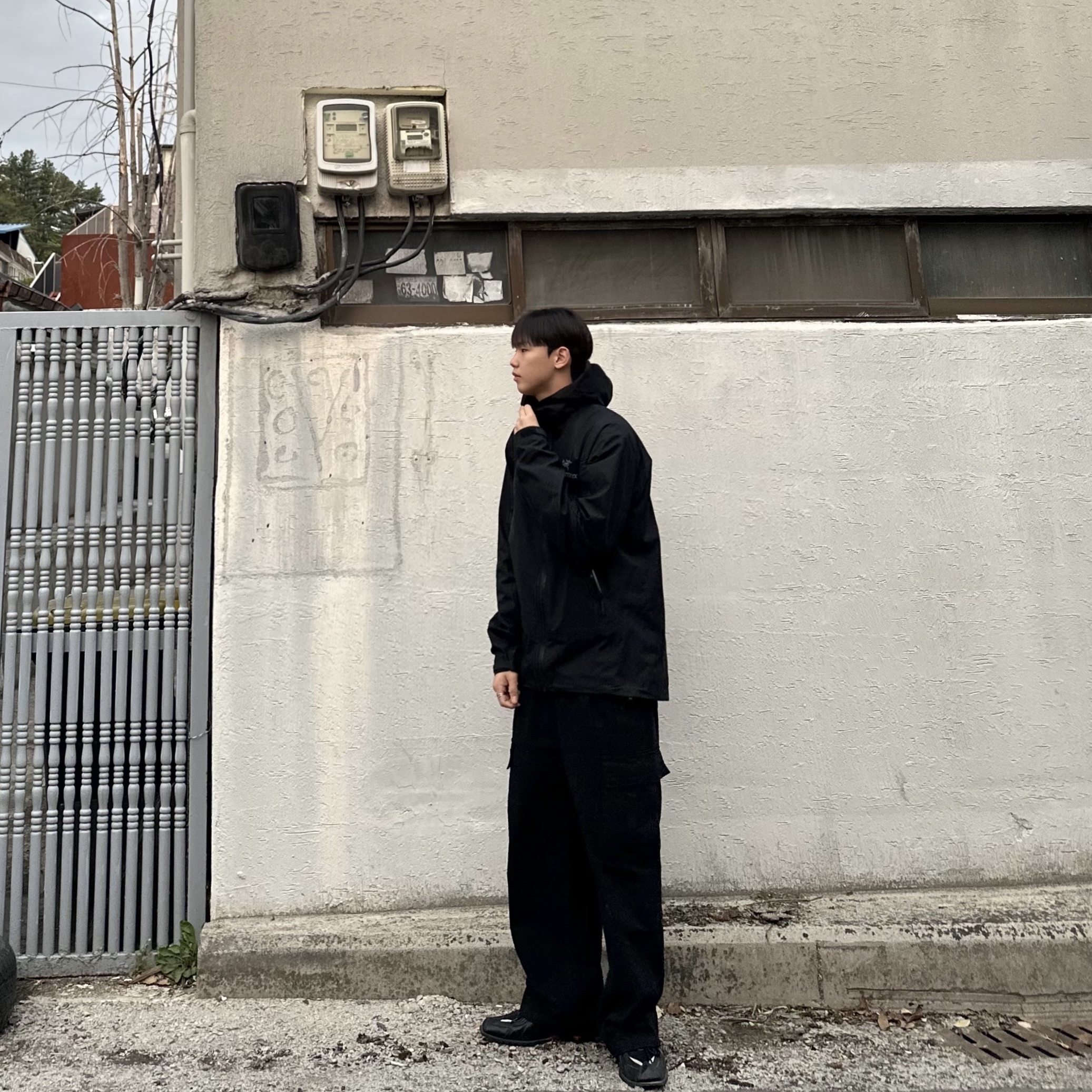 Arc'teryx Beta Jacket Black, Nike x Martine Rose Shox MR4 Black 착용 스타일 - 2
