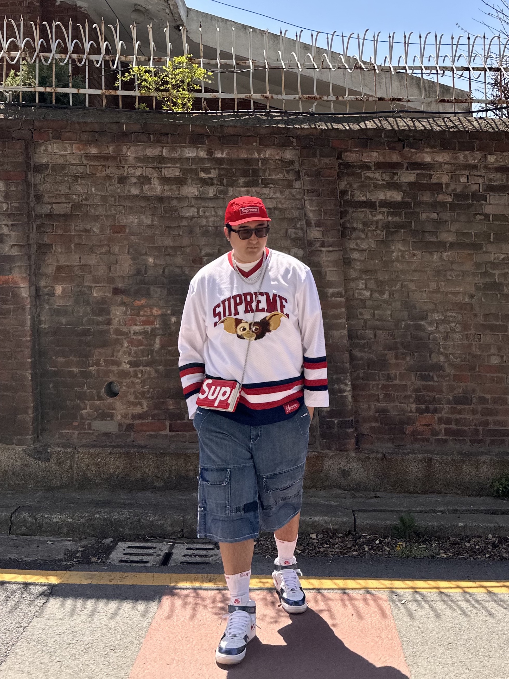 Supreme Gremlins Hockey Jersey White - 22FW, Nike Air Force 1 Mid QS University Red and Midnight Navy 착용 스타일 - 2
