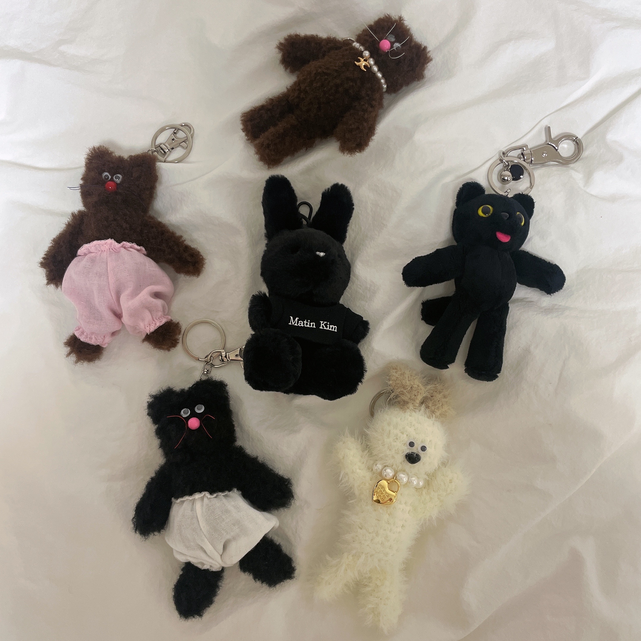 Monamhee Beulpingi Keyring with White Pants Black, Monamhee Bred Keyring with Pink Pants Brown 착용 스타일