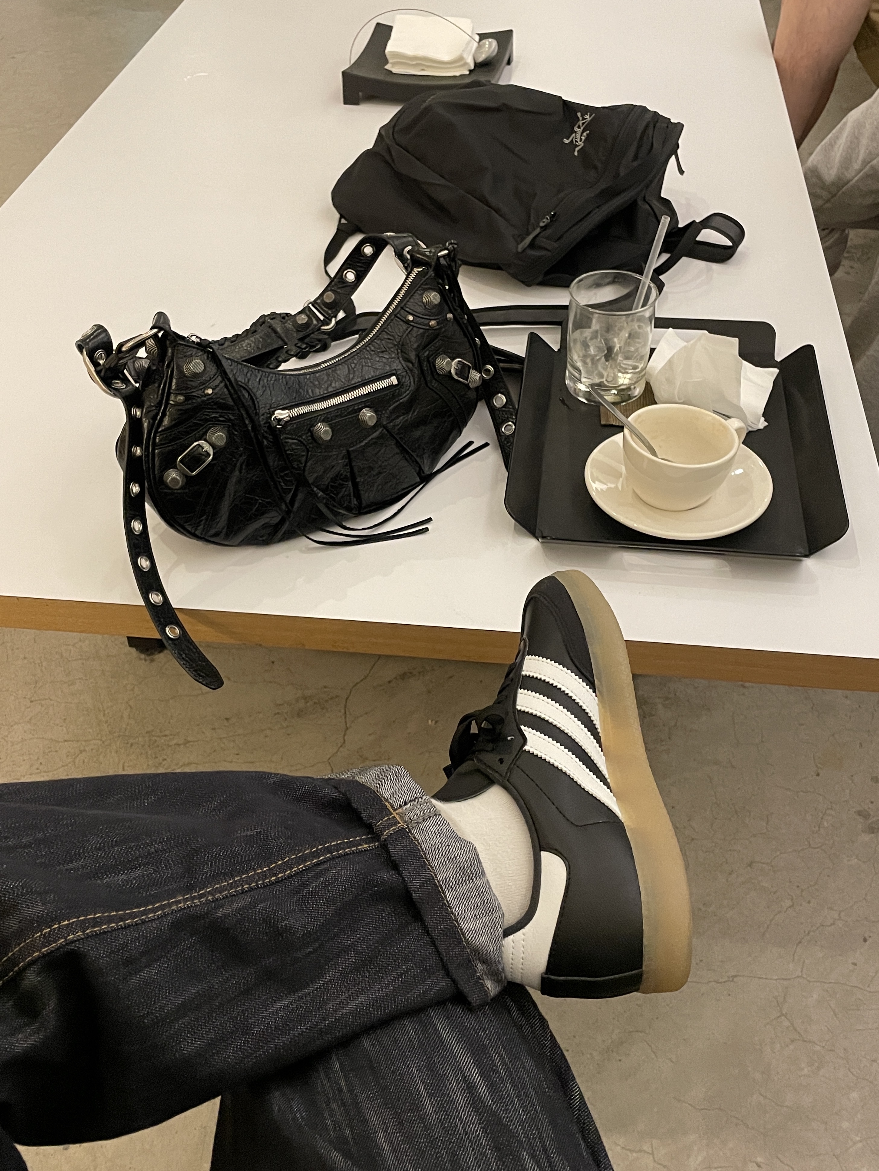 Balenciaga Arena Lambskin Le Cagole XS Shoulder Bag Black, Arc'teryx Heliad 15 Backpack Black 착용 스타일