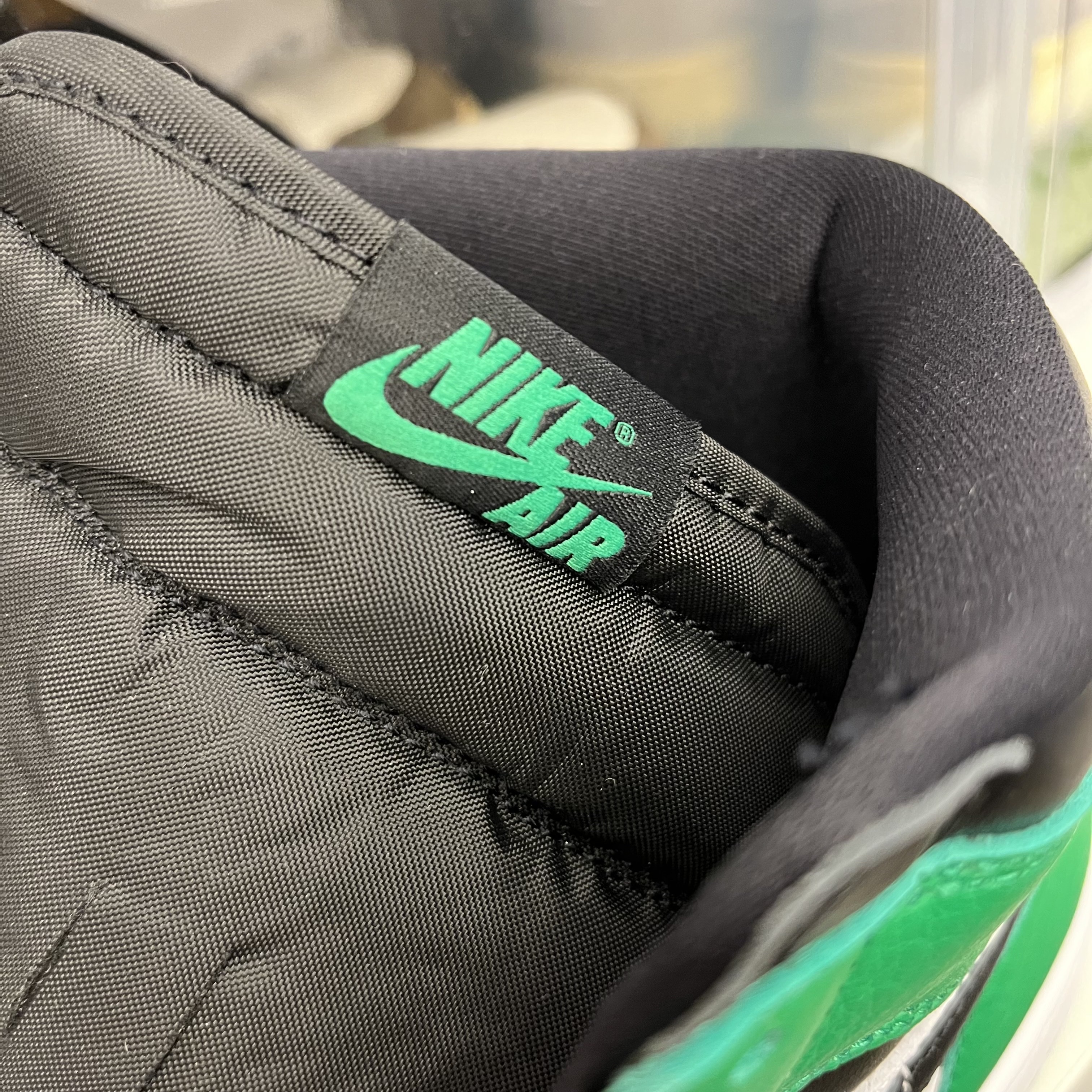 Jordan 1 Retro High OG Black and Lucky Green 착용 스타일 - 2