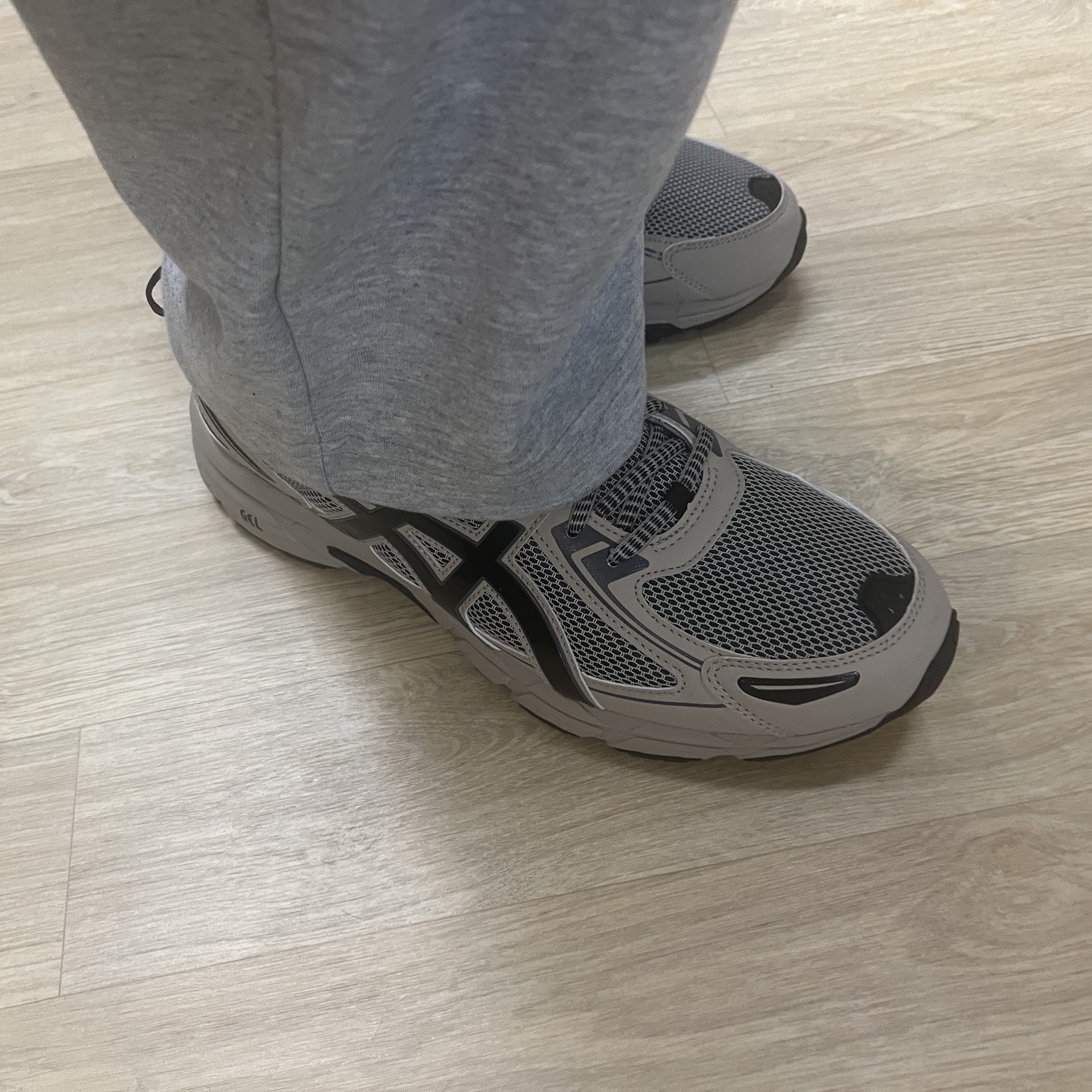 Asics Gel-Venture 6 Feather Grey Black 착용 스타일