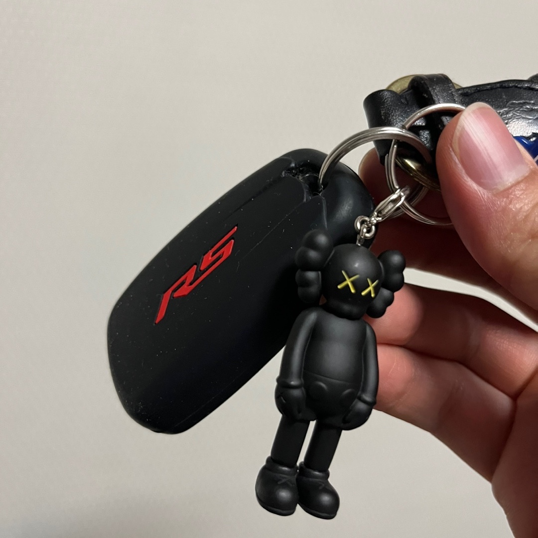 Kaws Tokyo First Companion Keychain Black 착용 스타일 - 2
