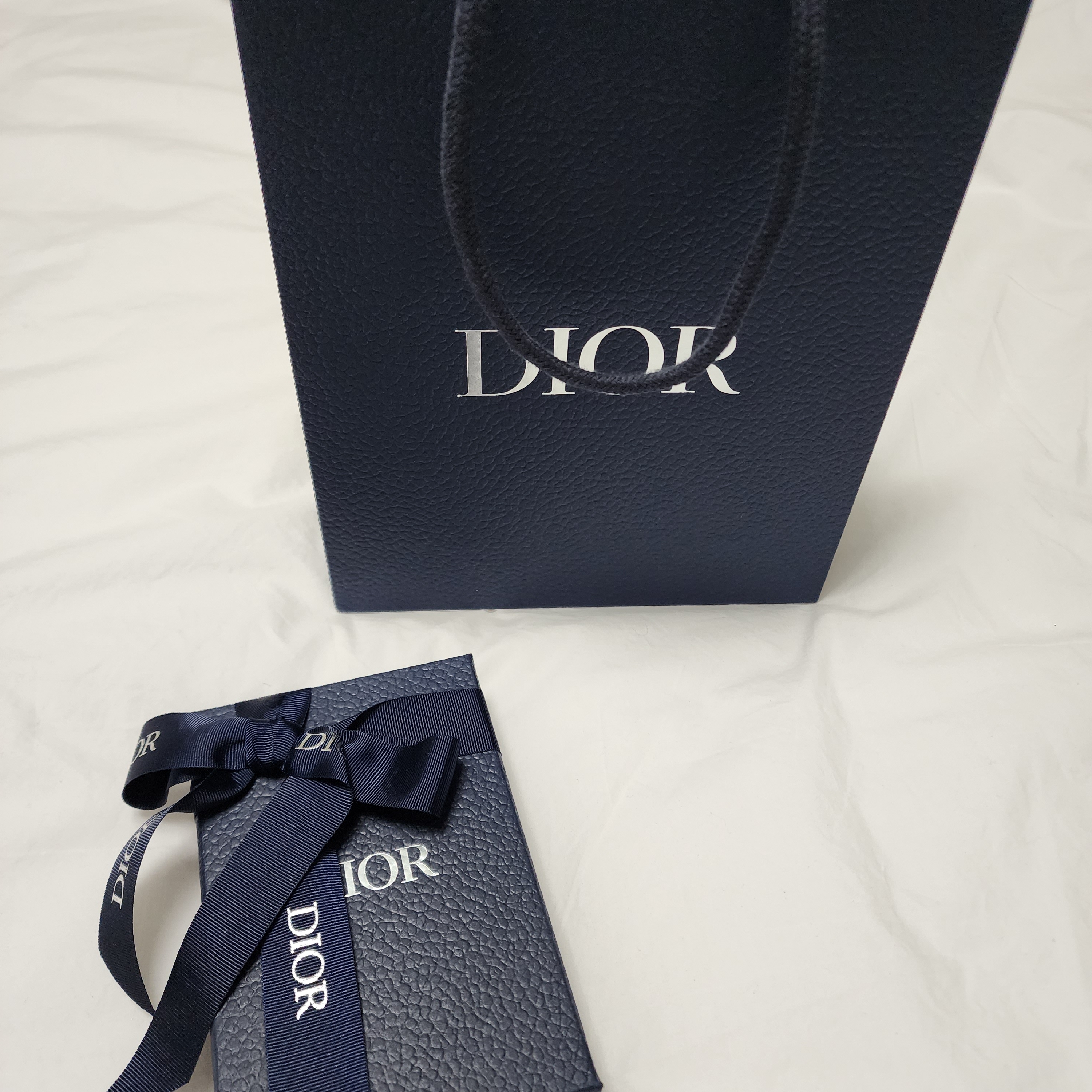 Dior Bi-Fold Card Holder Beige & Black Dior Oblique Jacquard 착용 스타일 - 1