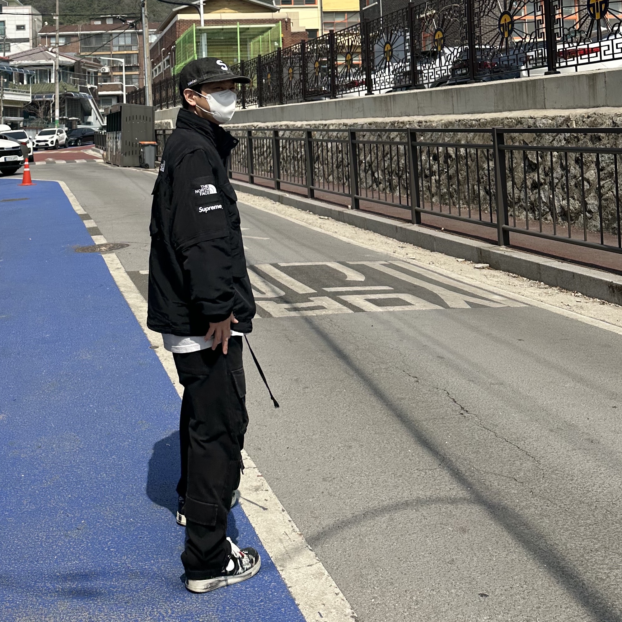 Supreme Kevlar Denim S Logo 6-Panel Black - 22SS, Supreme x The North Face Trekking Convertible Jacket Black - 22SS 착용 스타일 - 1