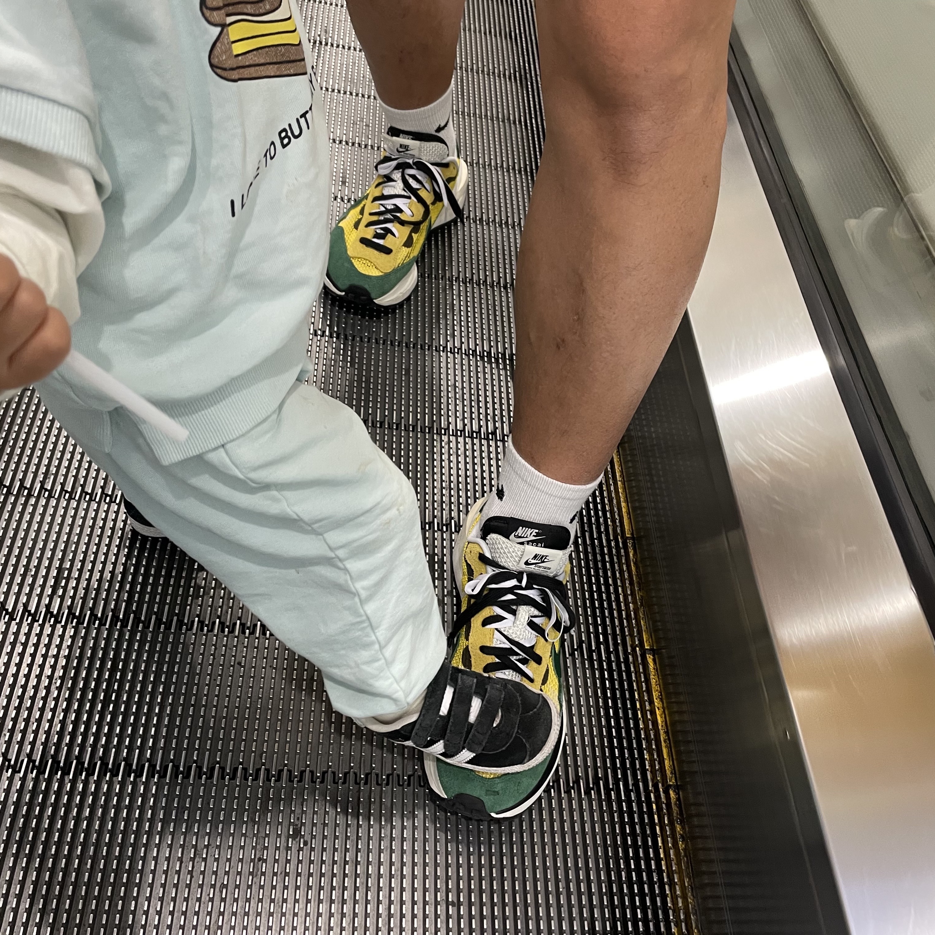 Nike x Sacai VaporWaffle Tour Yellow & Gorge Green Sail 착용 스타일