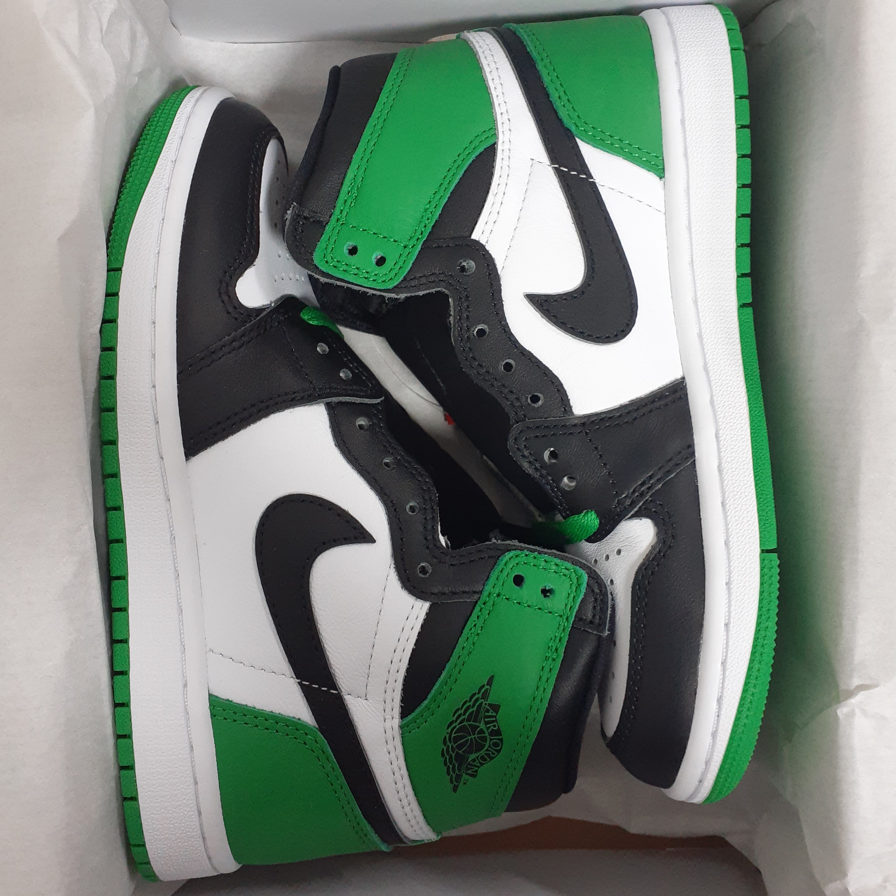 Jordan 1 Retro High OG Black and Lucky Green 착용 스타일 - 1