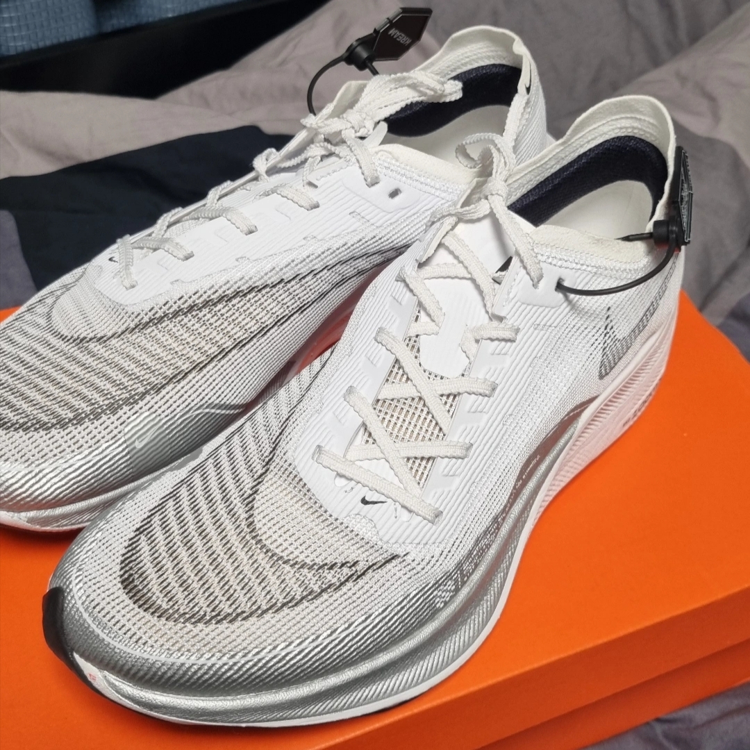 Nike ZoomX Vaporfly Next% 2 White Metallic Silver 착용 스타일