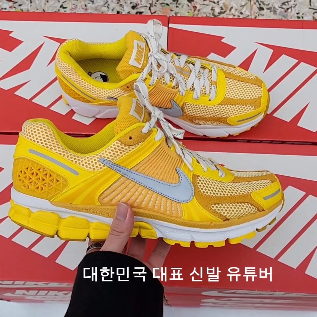 Nike Zoom Vomero 5 Yellow Ochre 착용 스타일 - 1