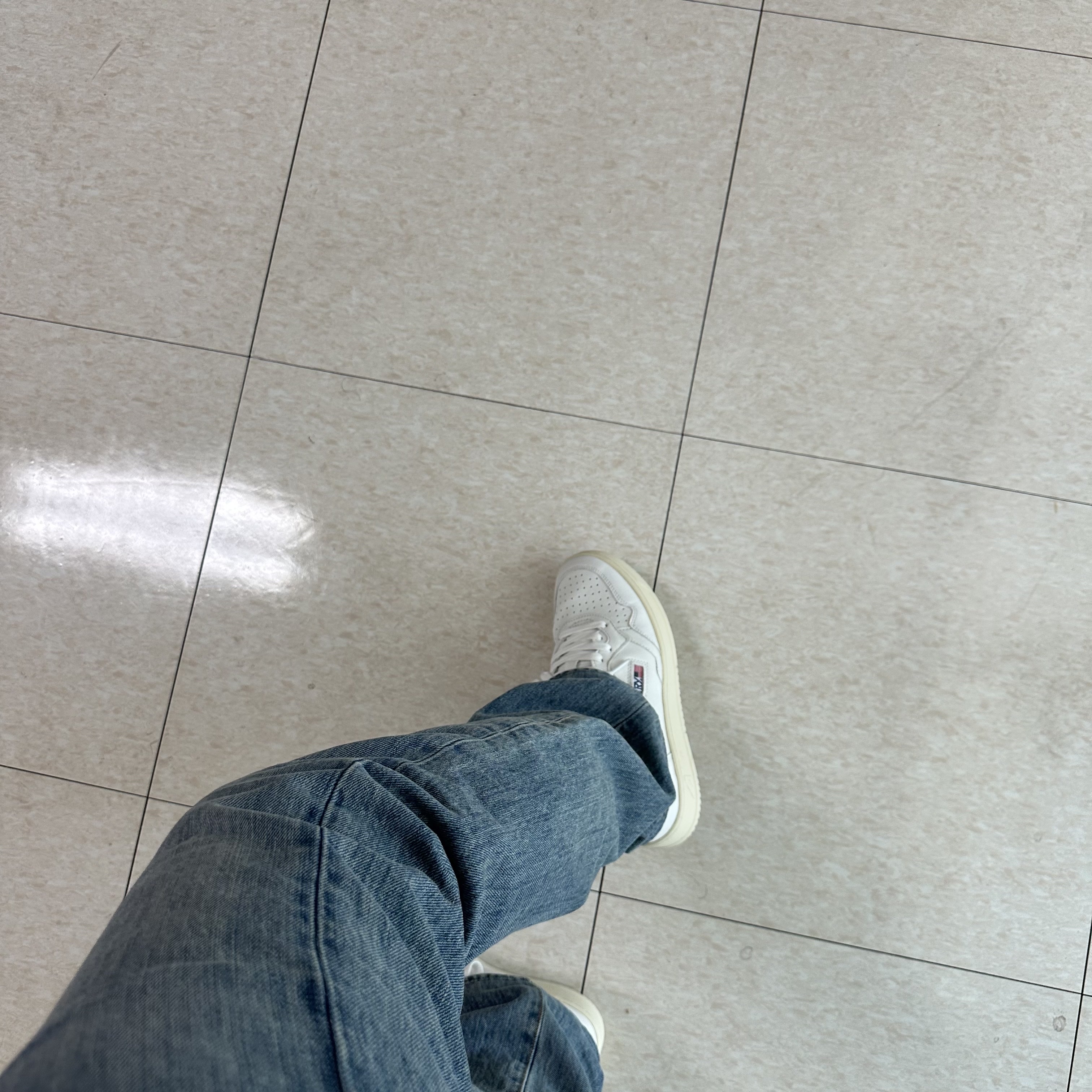 Autry Medalist Low Goatskin Sneakers White 착용 스타일 - 2