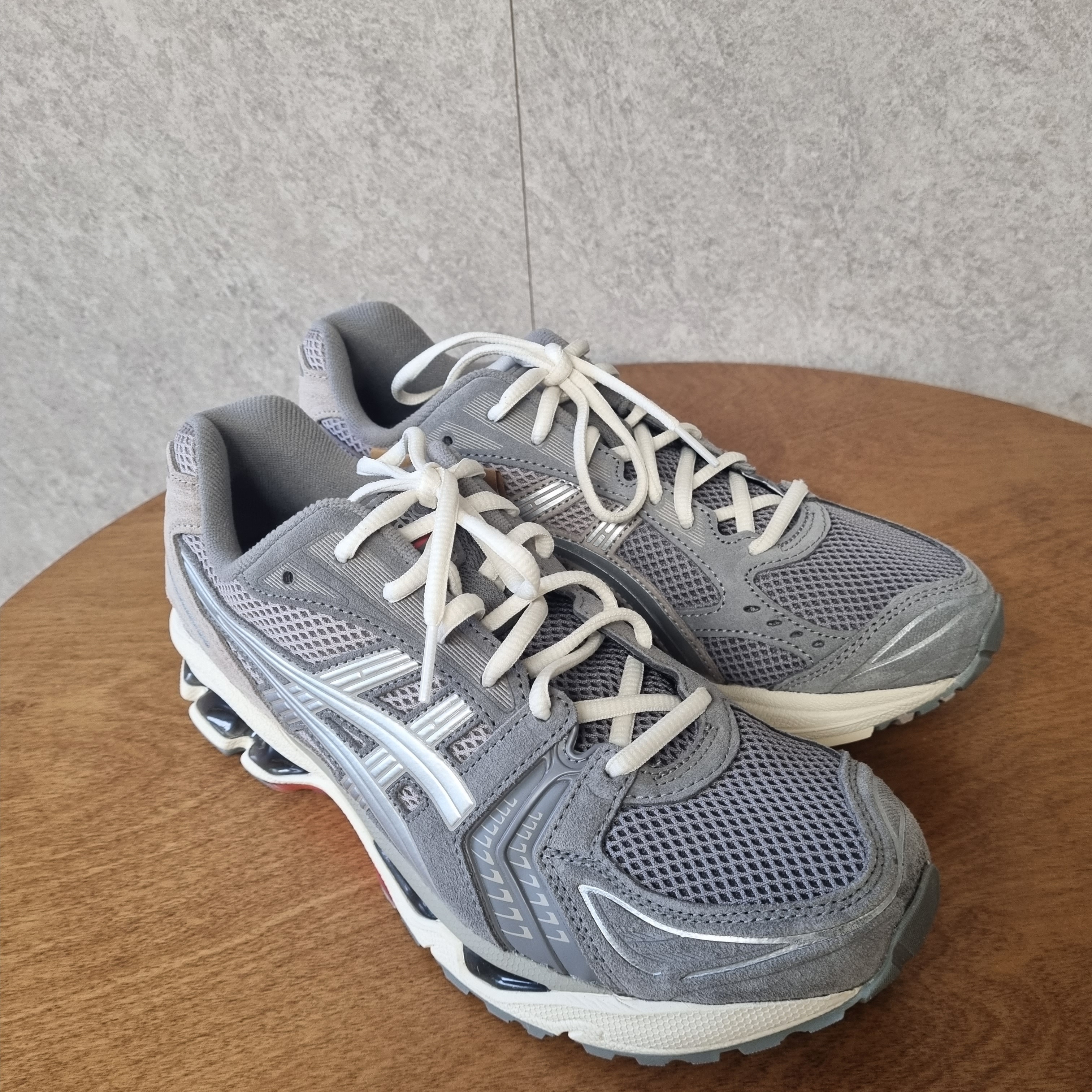 Asics Gel-Kayano 14 Clay Grey Pure Silver 착용 스타일 - 3