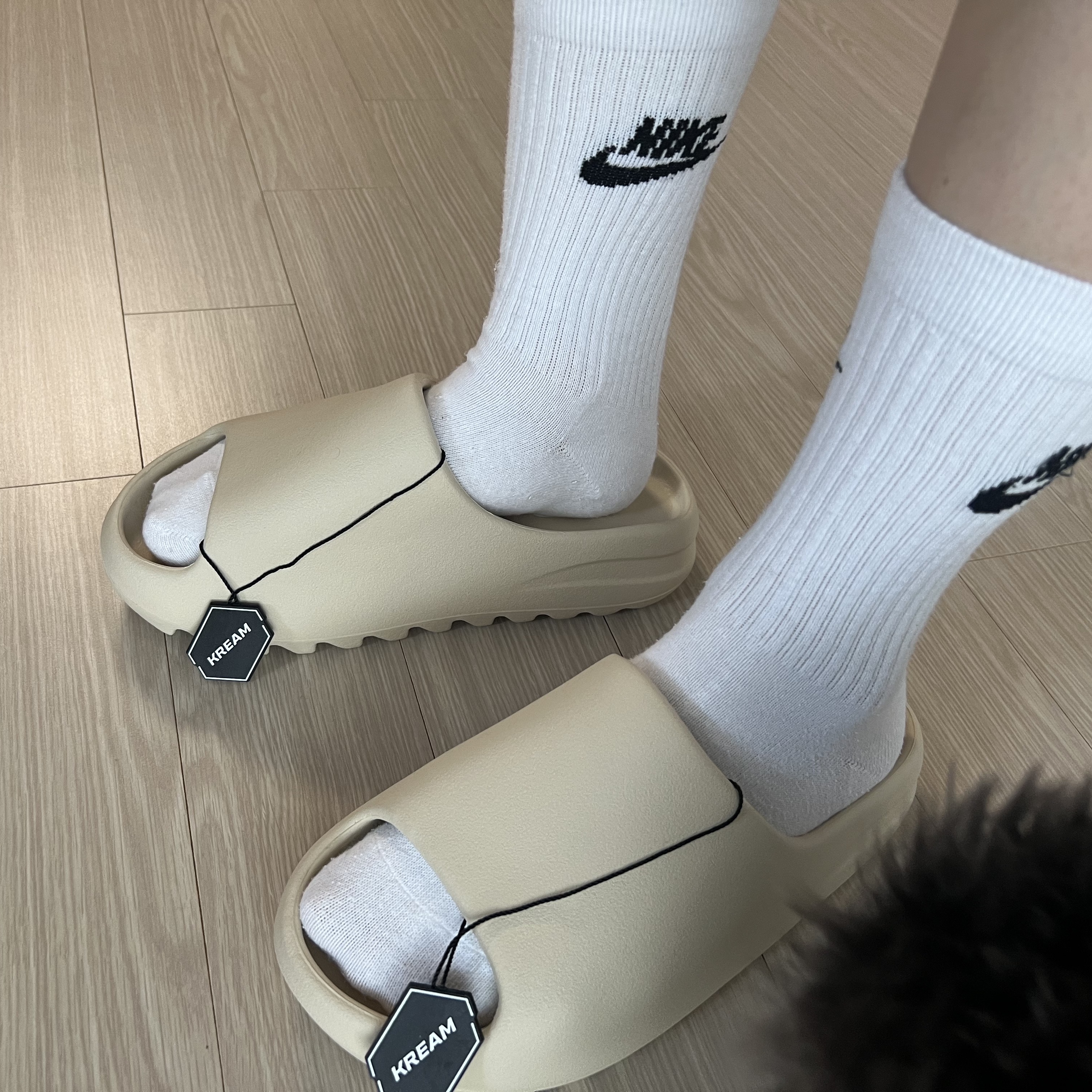 Adidas Yeezy Slide Bone 2022/2023 착용 스타일 - 4