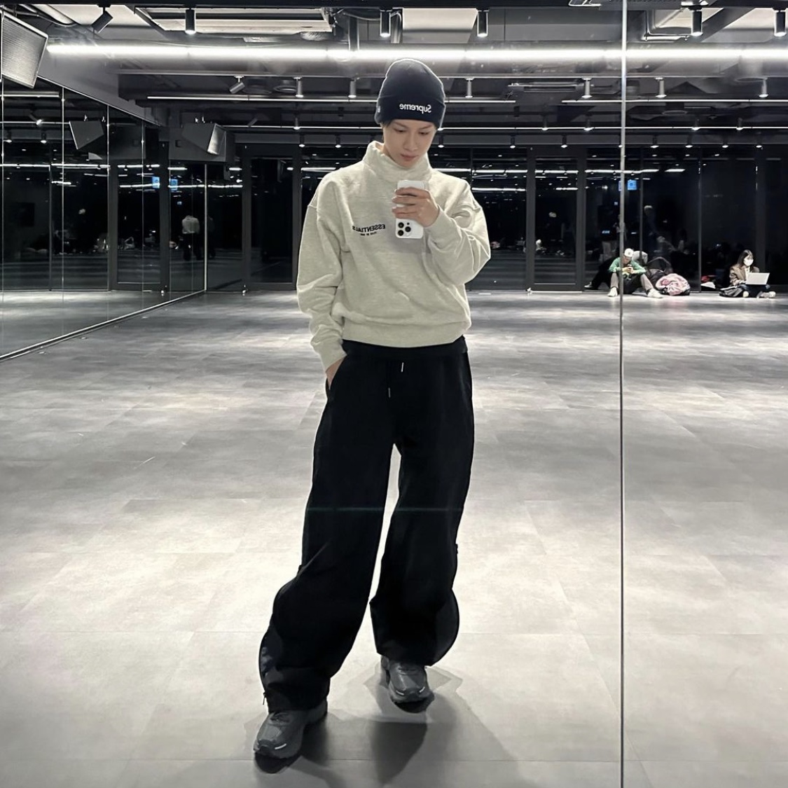 Essentials The Core Collection Mockneck Sweatshirt Light Oatmeal 착용 스타일