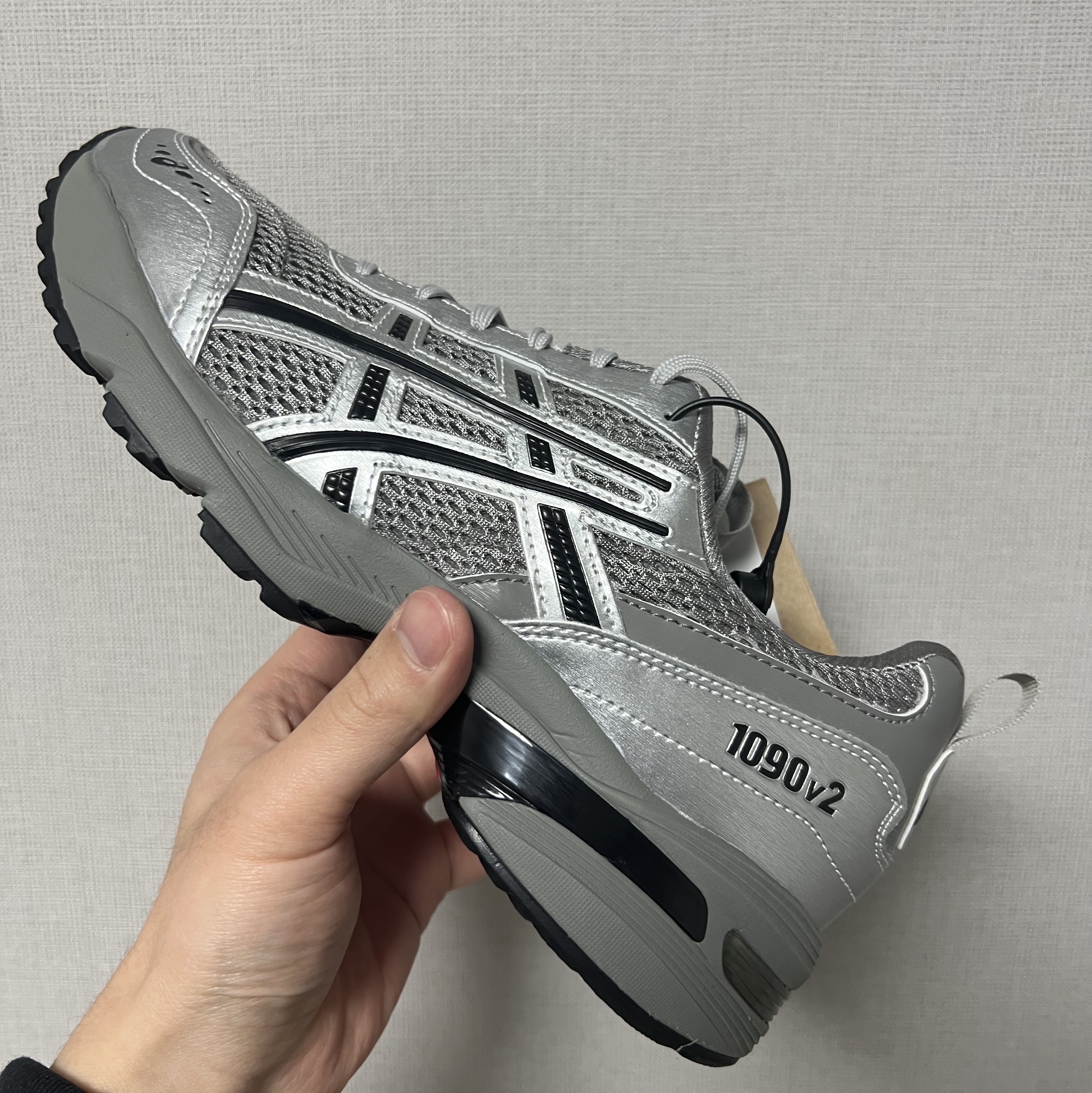 Asics x Freja Wewer Gel-1090 V2 Clay Grey Pure Silver 착용 스타일