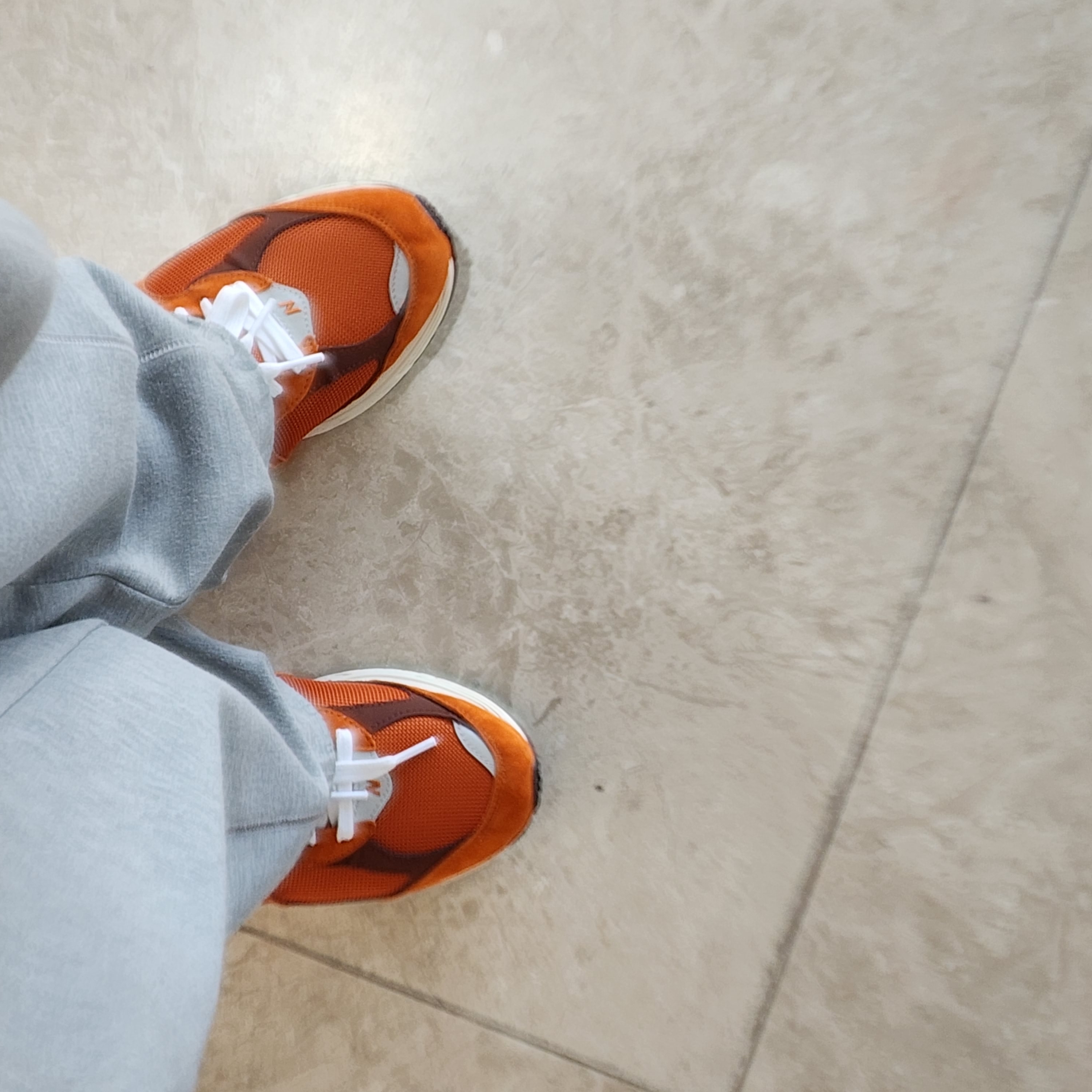 New Balance 2002R Rust Oxide 착용 스타일 - 4