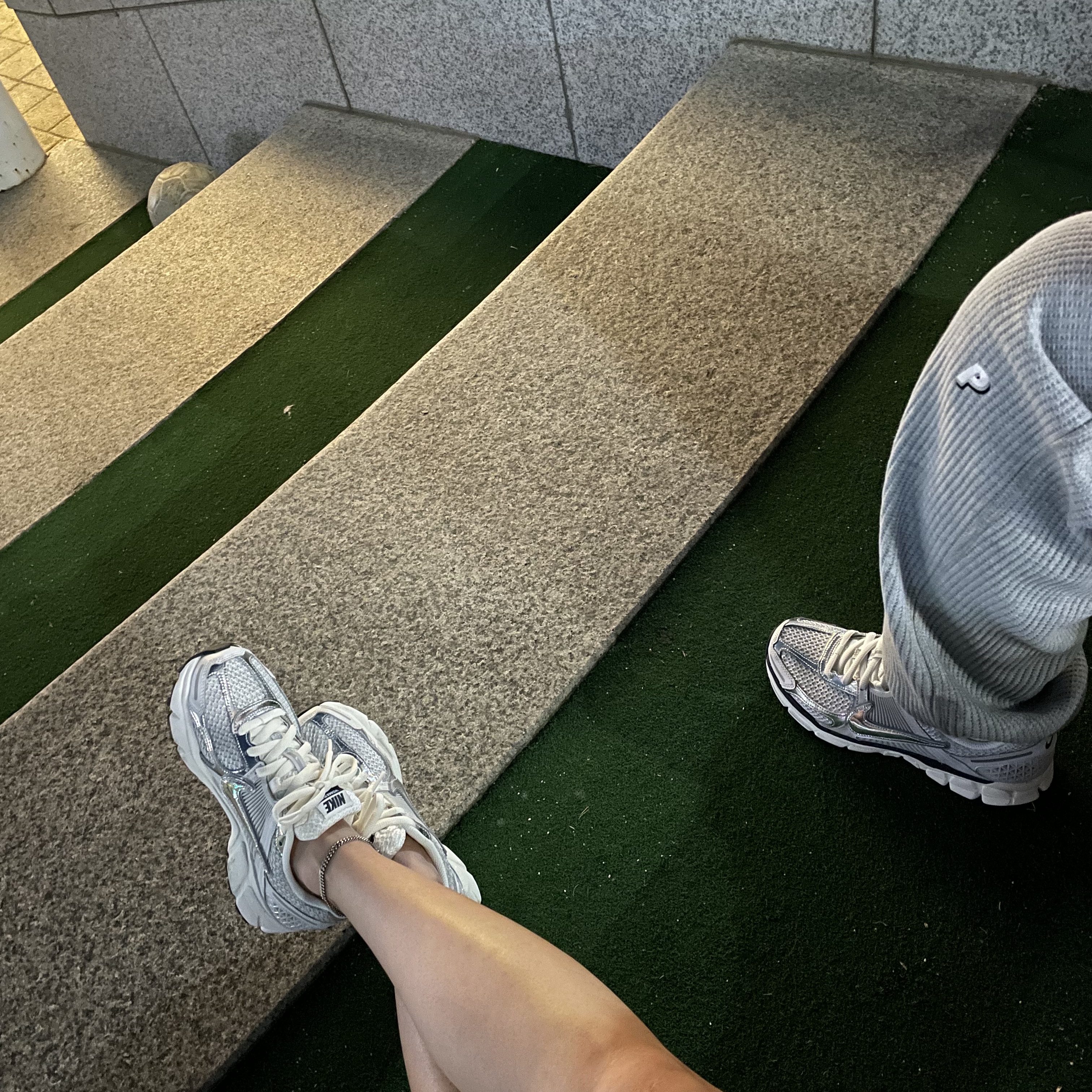 (W) Nike Zoom Vomero 5 Photon Dust and Metallic Silver 착용 스타일