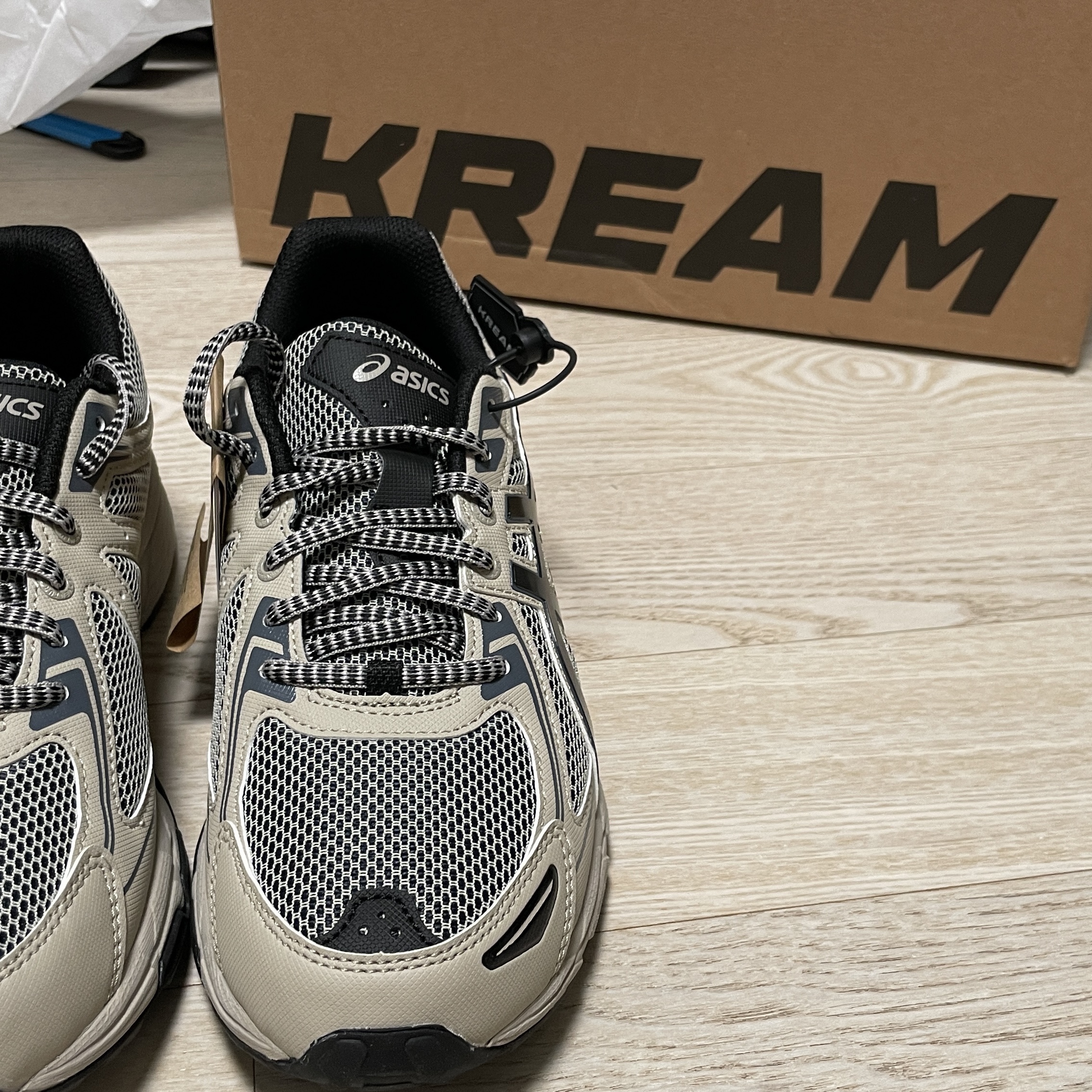 Asics Gel-Venture 6 Feather Grey Black 착용 스타일 - 3