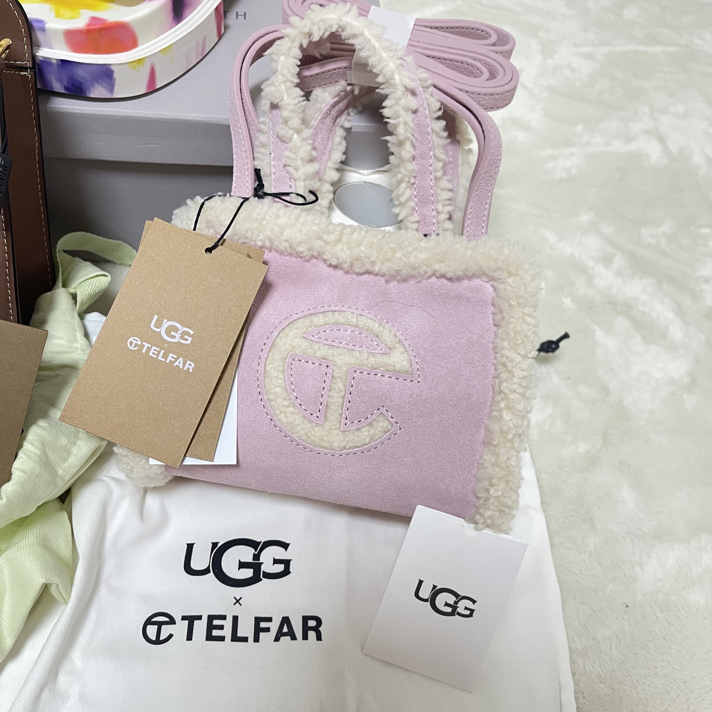 Telfar x UGG Small Shopping Bag Pink 착용 스타일
