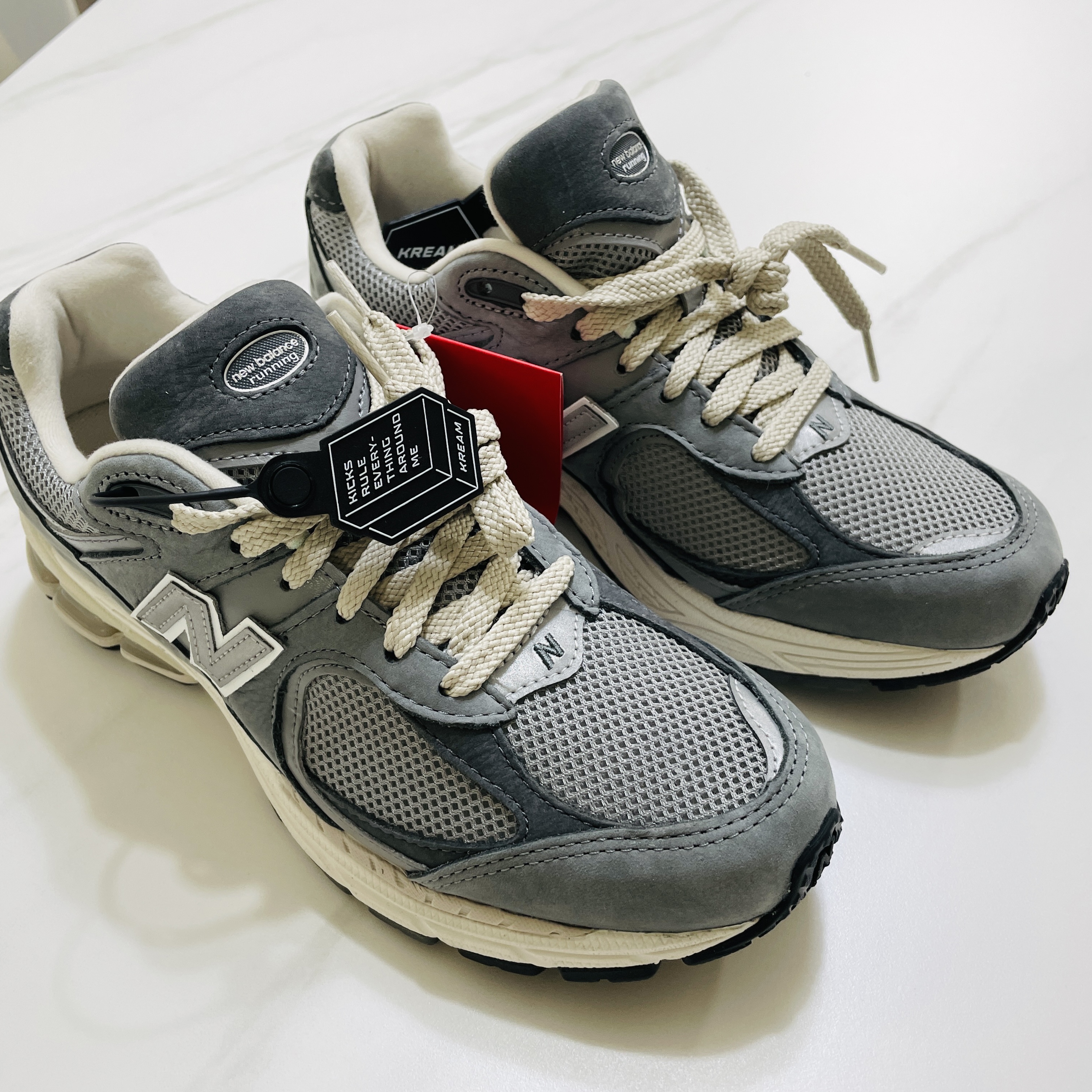 New Balance 2002R Premium Vintage Grey 착용 스타일