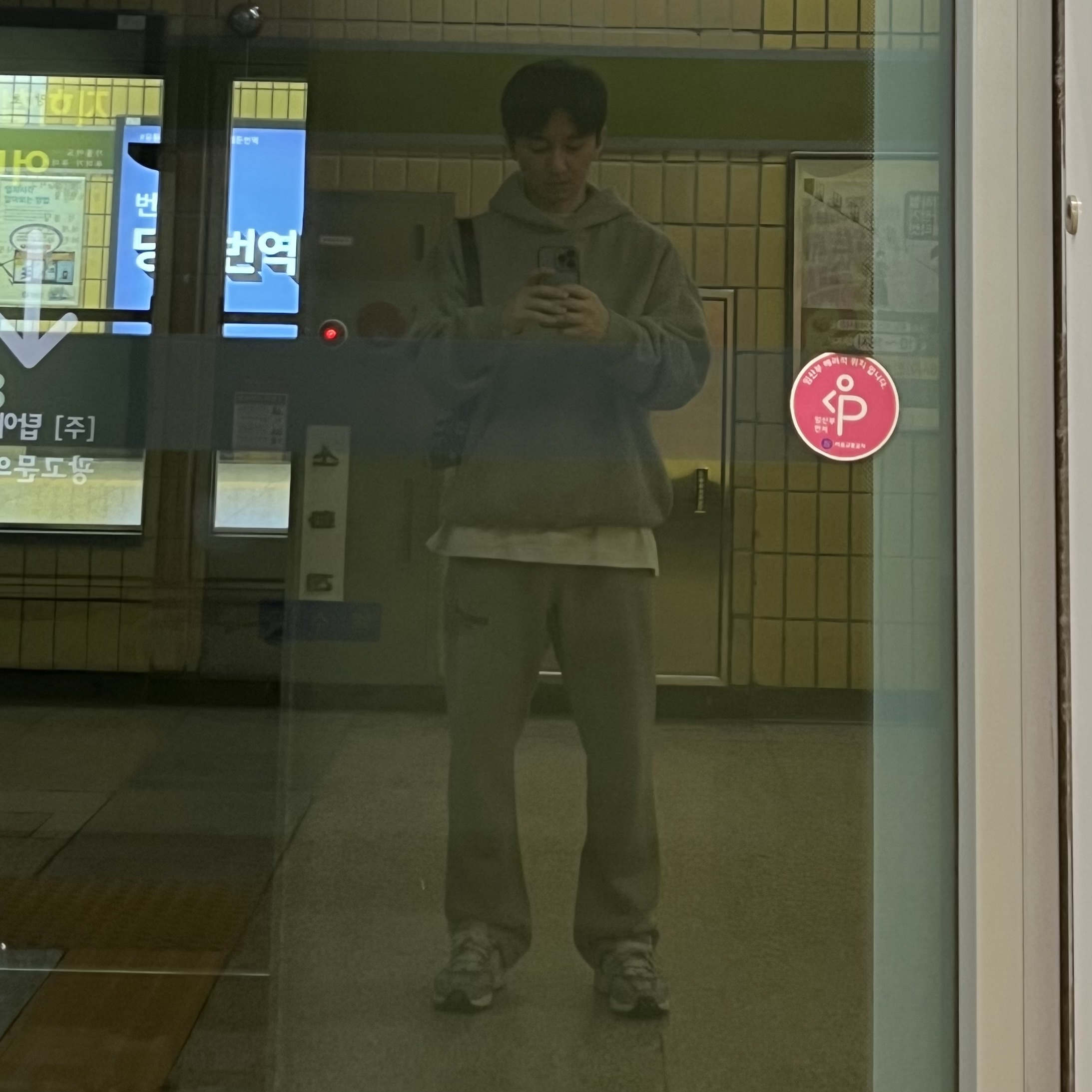 Essentials The Core Collection Hoodie Dark Oatmeal, Essentials The Core Collection Relaxed Sweatpants Dark Oatmeal 착용 스타일