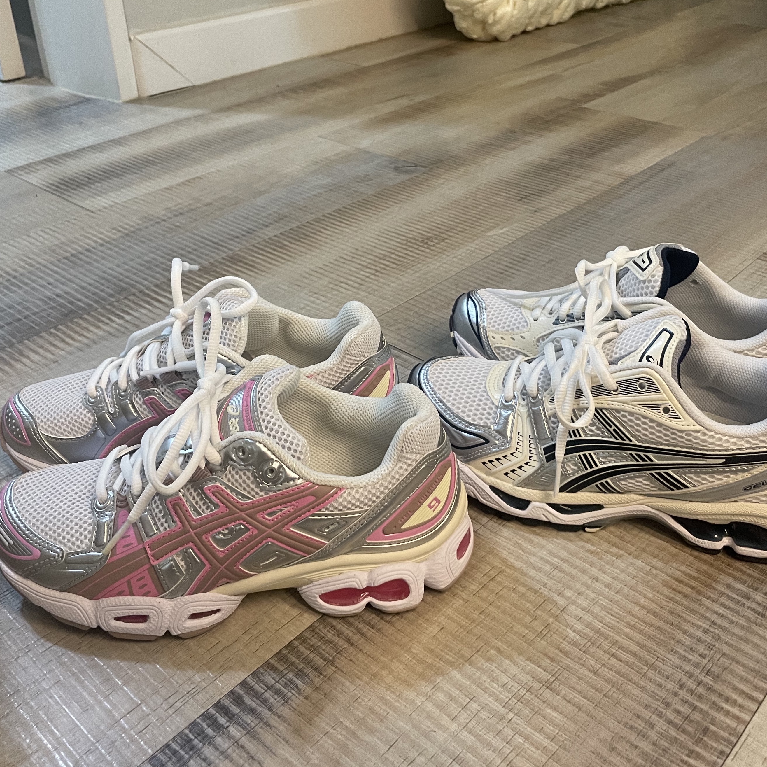 (W) Asics Gel-Nimbus 9 White Pure Silver, (W) Asics Gel-Kayano 14 White Midnight 착용 스타일