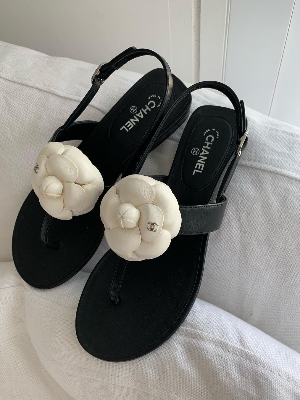 (W) Chanel Sandals Lambskin & Black White 착용 스타일