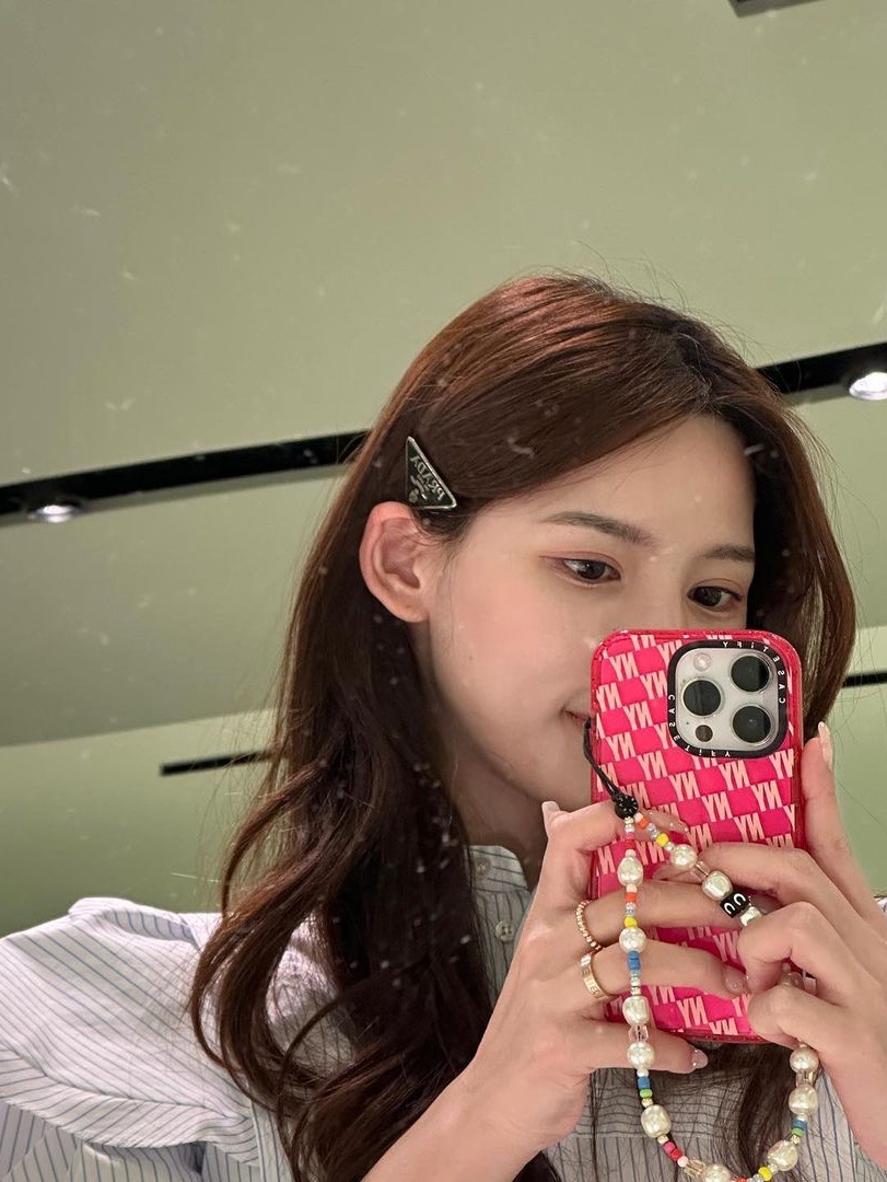 (W) Prada Metal Hair Clip Black 착용 스타일
