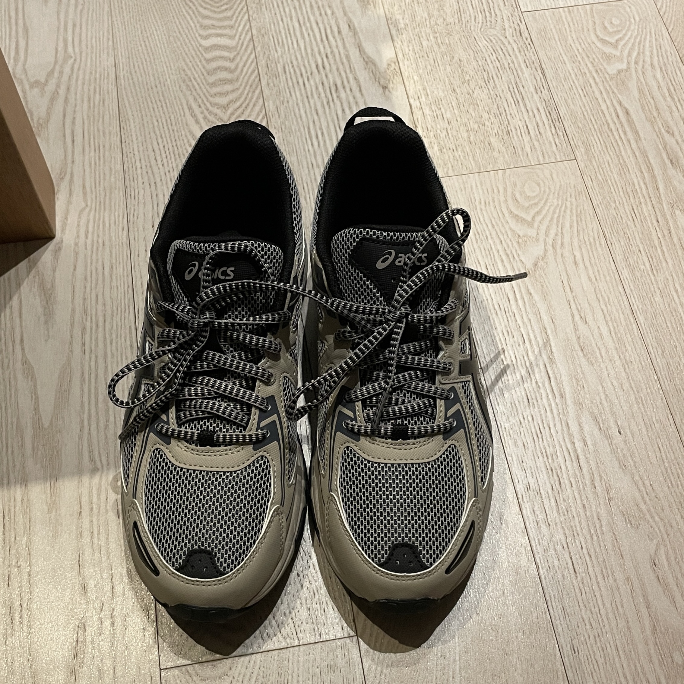 Asics Gel-Venture 6 Feather Grey Black 착용 스타일 - 4
