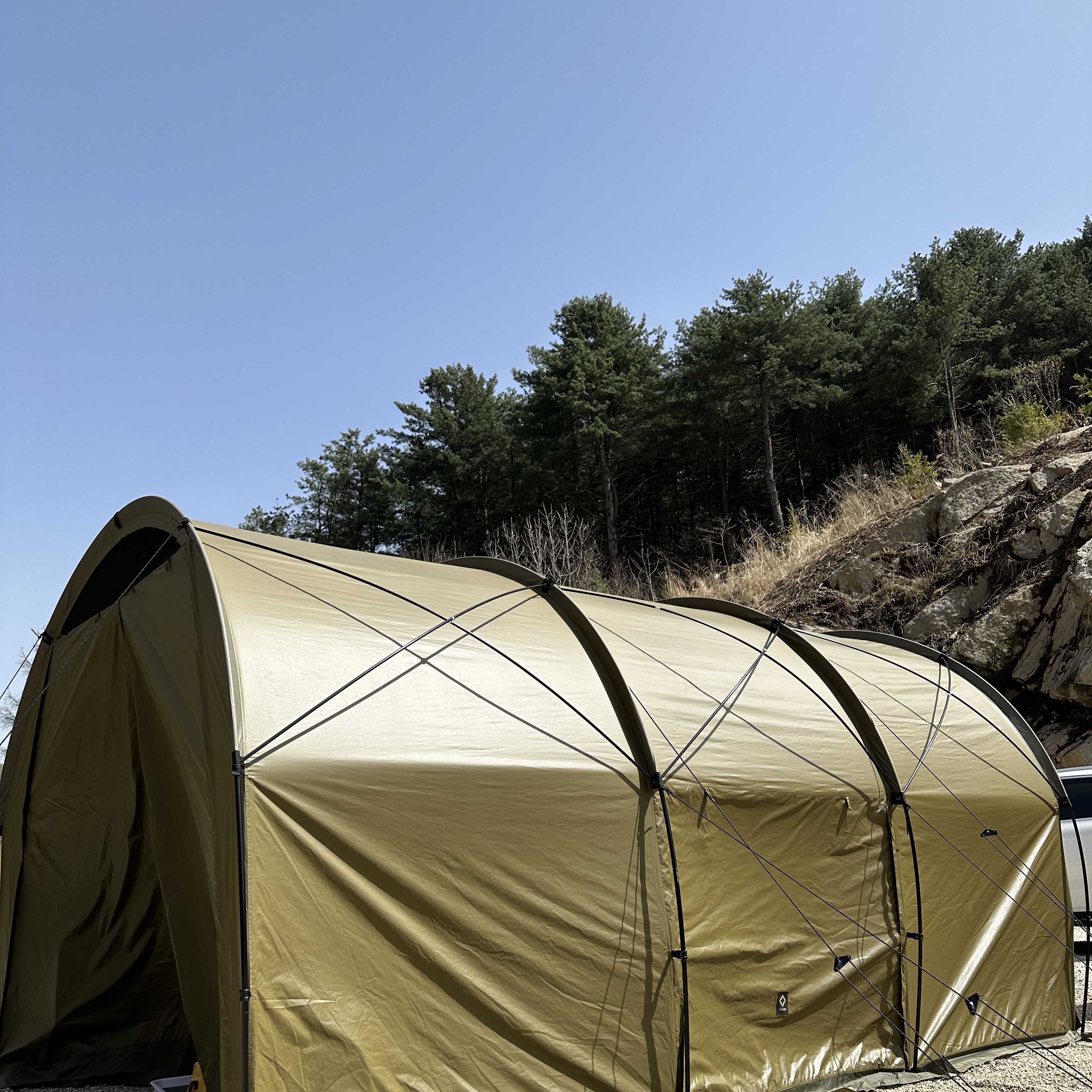 Helinox Tactical Field Tunnel 4.35 Coyote Tan 착용 스타일