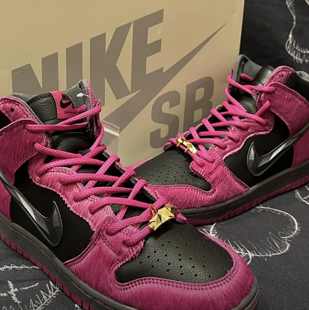 Nike x Run The Jewels SB Dunk High Active Pink and Black 착용 스타일