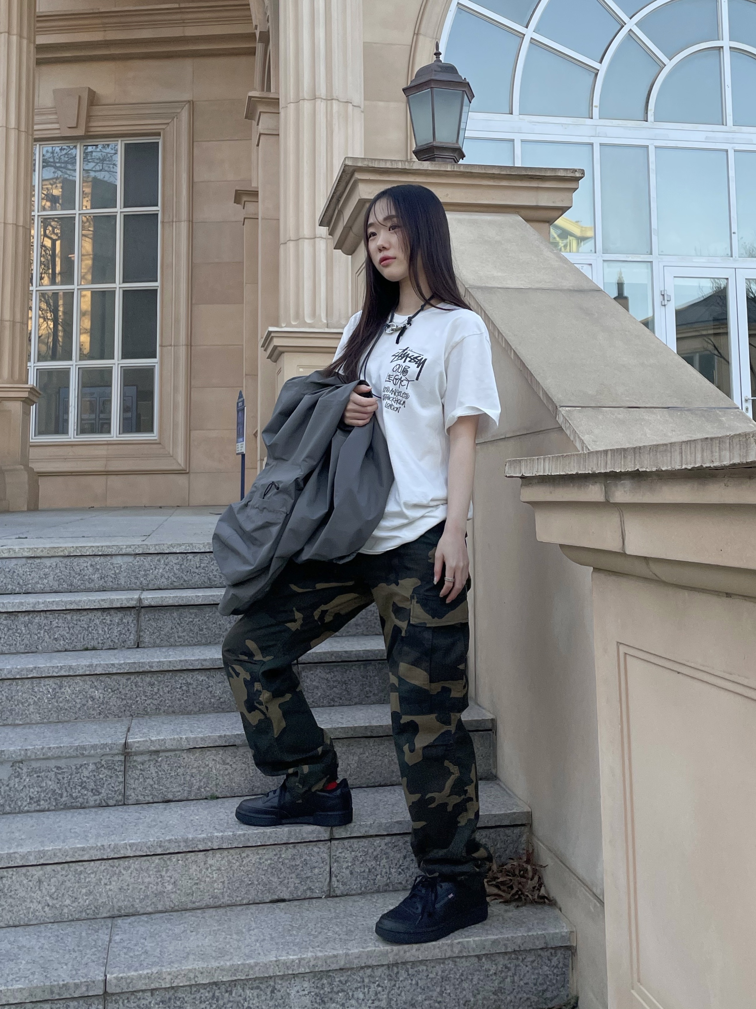 Our Legacy Ladon Leather Keychain Navy, Stussy x Our Legacy Surfman Pig. Dyed T-Shirt Natural - 21FW 착용 스타일 - 1