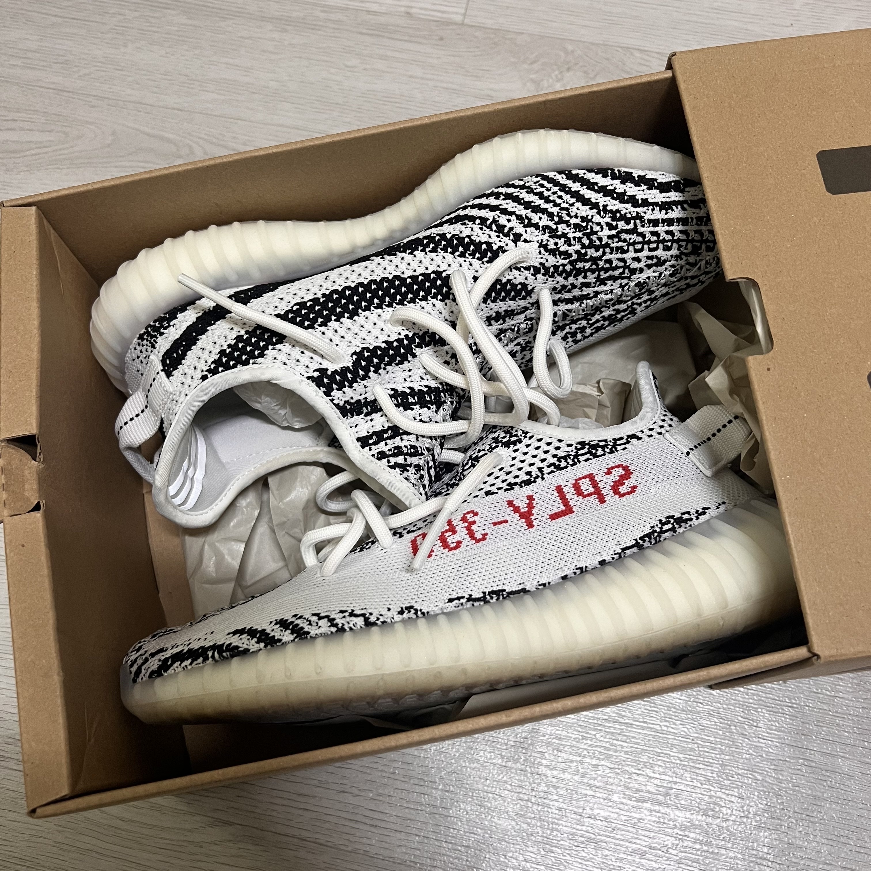 Adidas Yeezy Boost 350 V2 Black Red 2020, Adidas Yeezy Boost 350 V2 Zebra 2017/2019/2020 착용 스타일 - 2