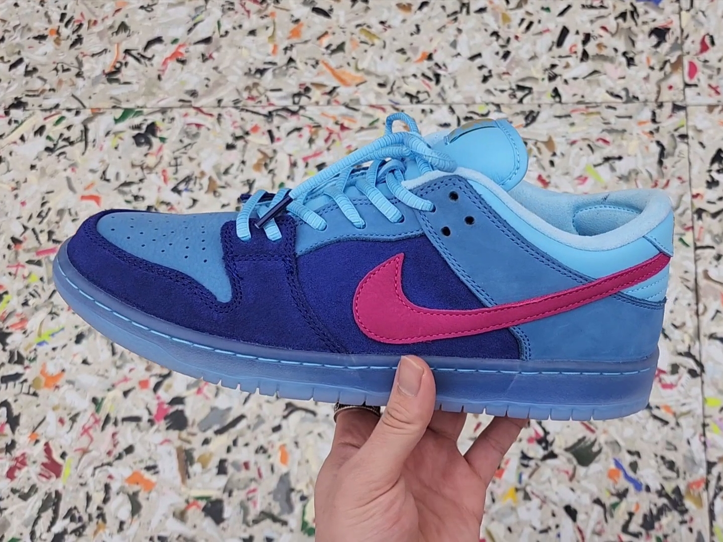 Nike x Run The Jewels SB Dunk Low Deep Royal Blue and Active Pink 착용 스타일 - 1