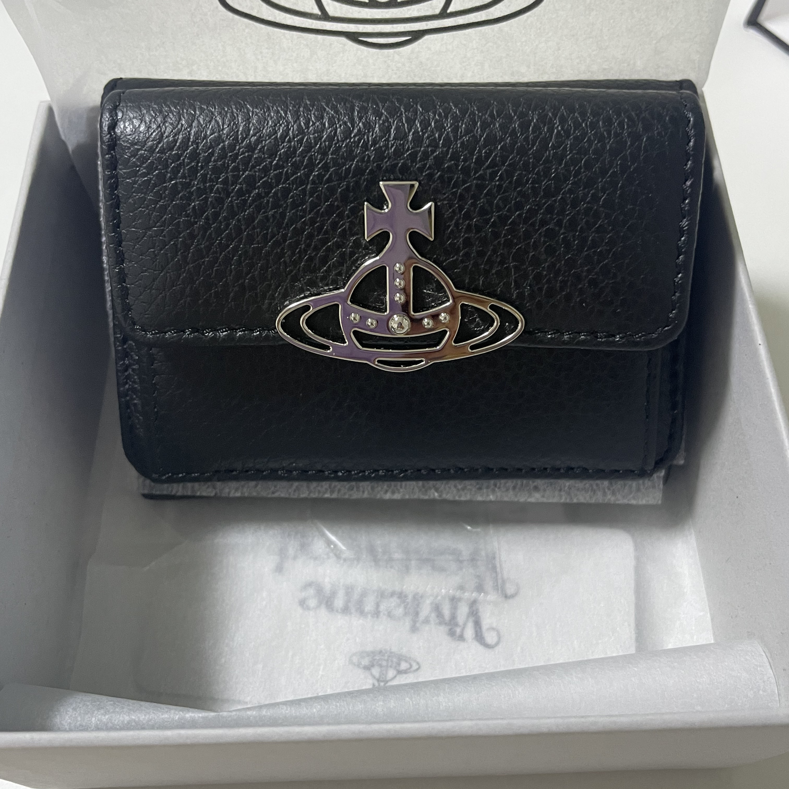 Vivienne Westwood Grain Leather Small Flap Purse Black 착용 스타일